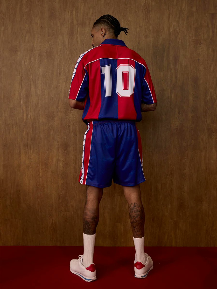 Footballtweet's tweet photo. 🚨 𝗢𝗙𝗙𝗜𝗖𝗜𝗔𝗟: Barcelona have unveiled a new retro collection inspired by 1992–1995. 😍💙❤️ https://t.co/Sd4MSXfzEb