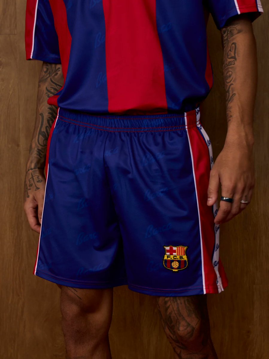 Footballtweet's tweet photo. 🚨 𝗢𝗙𝗙𝗜𝗖𝗜𝗔𝗟: Barcelona have unveiled a new retro collection inspired by 1992–1995. 😍💙❤️ https://t.co/Sd4MSXfzEb