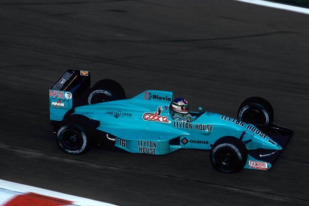 joseinaciopilar's tweet photo. A fase de 3 anos de Adrian Newey na extinta equipe March/Leyton-House. Repare que os modelos, 891 de 1989, e 901, de 1990, são evoluções e refinamentos de um mesmo conceito inicial, o seu primeiro projeto na Fórmula 1, o modelo 881 de 1988.

Observe também que no carro de 1990 você já identifica vários elementos que se repetiriam no Williams FW14 de 1991 (foto 4), como o formato do cockpit em "V", das entradas de ar laterais, a proporção do bico e desenho das laterais da asa dianteira. #F1