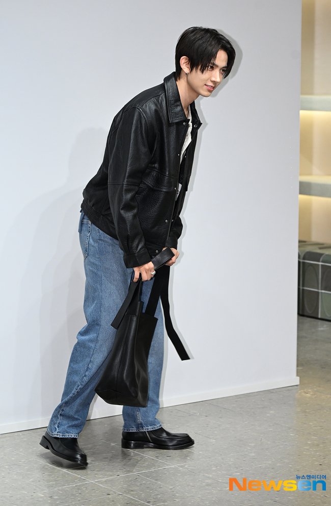 HeeseungGlobal's tweet photo. [📸] PHOTO | 260929

EVAN at COS AW26 Preview Photowall event. (1)

🔗 https://t.co/MQtXwfQft4
🔗 https://t.co/DE2jtbHOpp
🔗 https://t.co/kjohDSIV50
🔗 https://t.co/geYnU6WzuH
🔗 https://t.co/yywfOlK5dk
🔗 https://t.co/HlsB4WtVpf
🔗 https://t.co/PMF5lXIHst
🔗 https://t.co/o1Jq4QjhWj
🔗 https://t.co/02rU39yRzO
🔗 https://t.co/jUJQdjhsAC
🔗 https://t.co/EsRbq4ks5M
🔗 https://t.co/S2yHKWIlkU
🔗 https://t.co/jsxeNGjyK3
🔗 https://t.co/NlMrw3D2E9
🔗 https://t.co/qy8wrGAaOk
🔗 https://t.co/RpUAvYaLIE
🔗 https://t.co/jjZPRtoAer 
🔗 https://t.co/QfKGdpmApH
🔗 https://t.co/O3jQuqoVb6

EVERS TO DO LIST: 
✅ Create NAVER account or open your Naver Account.
✅ Search 에반 (EVAN) in the search bar then click the 뉴스 (News).
✅ Click all related news about EVAN.
✅ React, Share, and Recommend his articles ! 

EVAN WITH COS
#EVANxCOS #EVAN 
@h_evva_n @evan_officialJP