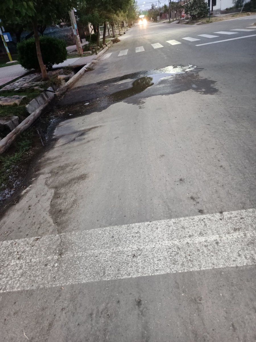menduca610's tweet photo. @MaipuMunicipio  che hace un mes hay una rotura del "asfalto" frente a la plaza del barrio municipal, calle Irusta y Gutierrez dónde sale agua o desechos (no sabría decirte) cualquiera de las dos cosas es perjudicial. Saludos https://t.co/ASj0gMSQJo