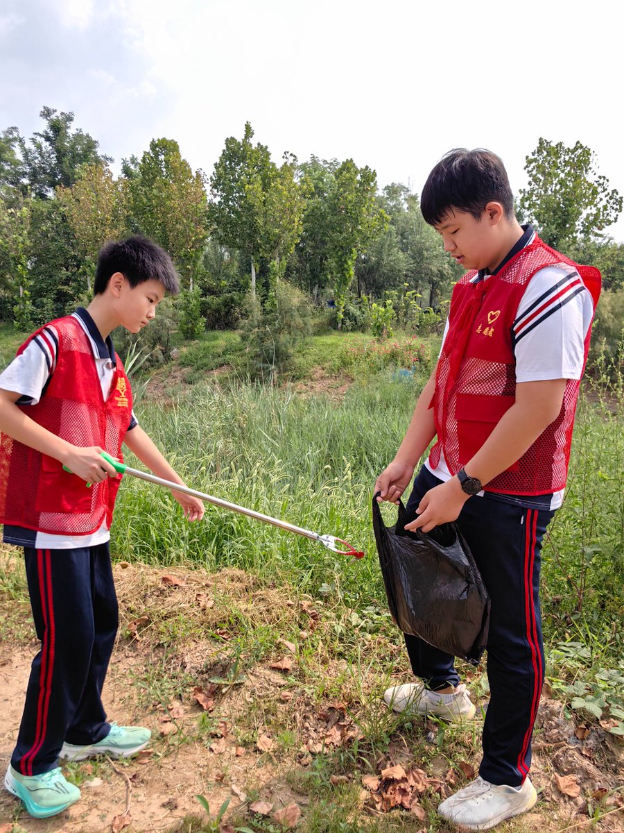 GoldieLasaint's tweet photo. Our campus hiking club will host a beginner-friendly trail cleanup this Saturday at 9 AM! Join us to enjoy nature, leave no trace, and make new friends. Sign up via the campus app now—spots are limited! https://t.co/Vr2xnDqezr