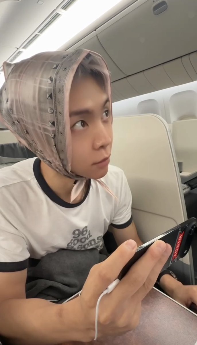 AssNichar's tweet photo. : นั่งผิดที่ปะครับ
: คะ ??? https://t.co/9rksUKTxLB