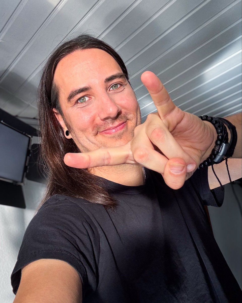 Octopulse_off's tweet photo. Thanks so much for all the lovely birthday wishes 🥰

Another year older today… 
Still 12 in my head, but somehow my body feels like 80 🥲 Curious to see how the next few years are gonna go… 😅

Hope you’re all having a great day too 🤘
.
.
#birthday #metalhead #alternative https://t.co/4hRgA5WsY8