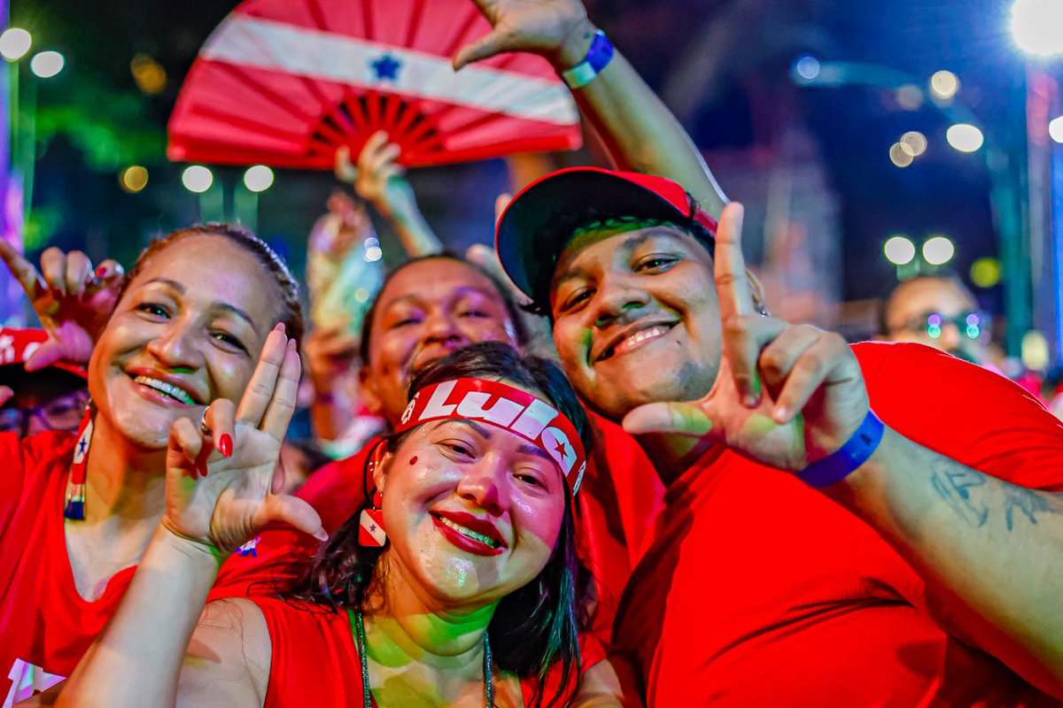 LulaOficial's tweet photo. Obrigado, Belém! ❤️

Mais de 80 mil pessoas reunidas numa noite que vou guardar no coração. Foi bonito demais encontrar o povo paraense e estar ao lado de Hana, Helder, Celso e Chicão.

Volto daqui com ainda mais carinho por essa terra e por esse povo. 

Obrigado, Pará! Um beijo no coração de vocês. ❤️🇧🇷