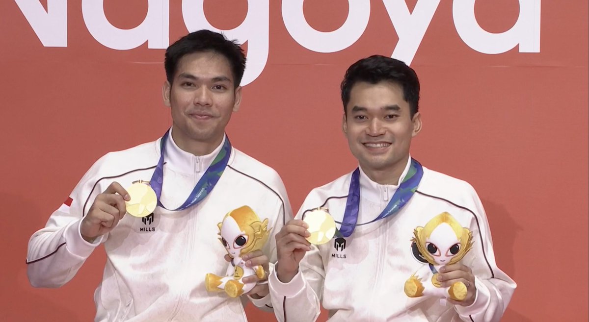 ainurohman's tweet photo. Soal Leo Rolly Carnando yang sempat menangis setelah memastikan emas Asian Games 2026. 
 
"Ya pastinya inget sama orang tua saya. Dan saya juga terima kasih sekarang untuk punya istri ya." 

"Jadi istri saya mendoakan dan orang tua saya juga sama kakak saya keluarga seluruh keluarga mendoakan, jadi setiap hari saling mengingatkan dan jangan lupa sholat dan lain-lain beribadah. Itulah yang jadi emosional buat saya." 

"Ini medali yang sangat penting ya buat kita berdua buat keluarga buat seluruh Indonesia. Kita tahu kita disorot karena prestasinya turun." 

"Jadi ini buat yang teman-teman yang lain, kita semua juga berusaha keras kok atlet dengan dukung pengurus semuanya. Di Cipayung juga kita berlatih lebih keras dan pastinya banyak arahan yang untuk lebih semangat, harus berusaha lebih keras lagi aja sih."

Daniel Marthin
"Terima kasih kepada Tuhan, bersyukur kami berdua tadi saling mengingatkan di permainan tadi, terus juga kami bilang ke satu sama lain, kalau enggak sekarang kapan lagi (juara), jadi kami mau memaksimalkan kesempatan yang sudah diberikan."

via: NOC Indonesia