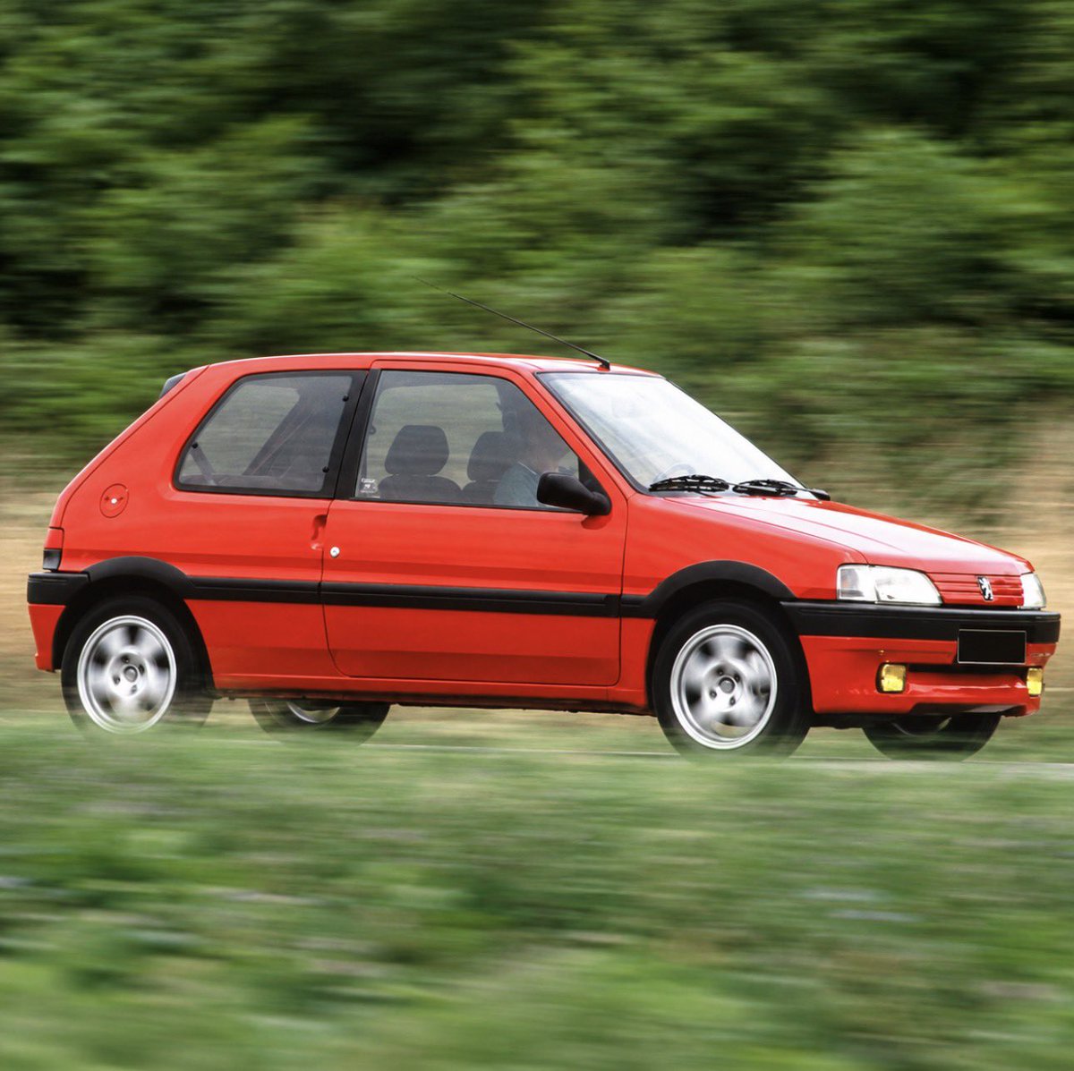 briefekonomi's tweet photo. Mert Başaran:

“Üniversitedeyken yatırım ve gayrimenkulden kazandığım parayla Peugeot 106 alabilecek durumdaydım.”

“O yaşlarda 106 çok önemli bir arabaydı. Araban varsa herkes seninle arkadaş oluyordu ama ben almadım.”

“Dört yıl boyunca okula otobüsle gidip geldim, kimse beni ciddiye almadı.”

“Çünkü bir hayalim vardı. Bugün arabam olmayabilir ama 10-15 yıl sonra çalışmak zorunda kalmayacağım diyordum.”

“16-17 yıl boyunca kazandığım paranın belli bir bölümünü sürekli yatırıma ayırdım. Bazen yarısını, bazen %40’ını yatırıyordum.”

“Arsa aldım, hisse aldım. Çevremdeki insanlar gezerken ben yatırım yapıyordum.”

“2015 yılında, 37 yaşındayken finansal özgürlüğe ulaştım. Çok büyük bir servetim yoktu.”

“Ama artık hiçbir yerde çalışmadan hayatımı sürdürebilecek durumdaydım. Benim için zenginlik buydu.”

“Benim finansal özgürlüğe kafayı takmamın nedeni lüks değildi. Sabah erkenden kalkıp işe gitmekten nefret ediyordum.”

“Takım elbise giymek istemiyordum. Geceleri daha iyi çalışıyordum. Özgür olmak istiyordum.”

“Bu yüzden yıllarca kazandığım paranın büyük bölümünü yatırımlara ayırdım.”

“Yıllarca arkadaşlarım benim hayatımla dalga geçti. Lüks arabam yoktu. Gösterişli yaşamıyordum.”

“Ben yatırım yaparken onlar daha rahat yaşıyordu. Sonra ben çalışmak zorunda kalmayıp sabah 11-12’de kalkmaya başladım.”

“Onlar ise o güzel arabalarıyla sabah 6.30’da işe gitmeye devam ediyordu. Bu kez gelip galiba senin yaptığın doğruymuş demeye başladılar.”

“25-30 yaşındaki gençlerin ümitsiz olmasını doğru bulmuyorum. Çünkü önlerinde çok uzun bir zaman var.”

“Küçük paraları düzenli şekilde biriktirmek için zaman var. Yatırım yapmak için zaman var.”

“Hata yapıp yeniden başlamak için zaman var. Bugün küçük görünen birikim, 15-20 yıl boyunca devam ettiğinde bambaşka bir noktaya gelebilir.”

“Gençken sahip olduğunuz en büyük sermayelerden biri zaman.”