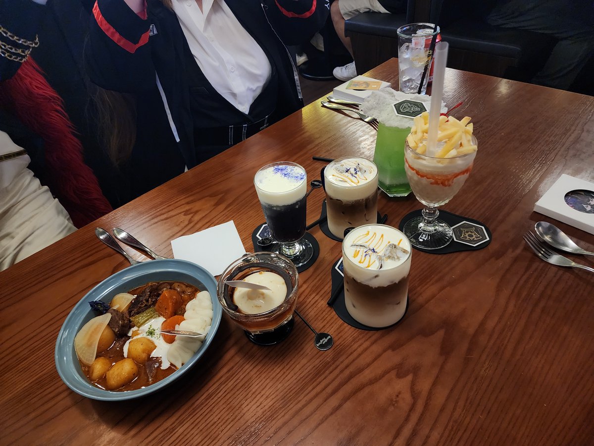 Lerwick03's tweet photo. 오늘의 햄팡 썰 :
히스클리프 코스하고 갔는데
직원분이 히스 최애여서
졸지에 성대모사를 하게 되었다

같이간 사람들 :
@jagaimoramen @Star20211022 @ryuwal_cos https://t.co/imCJc2xauR