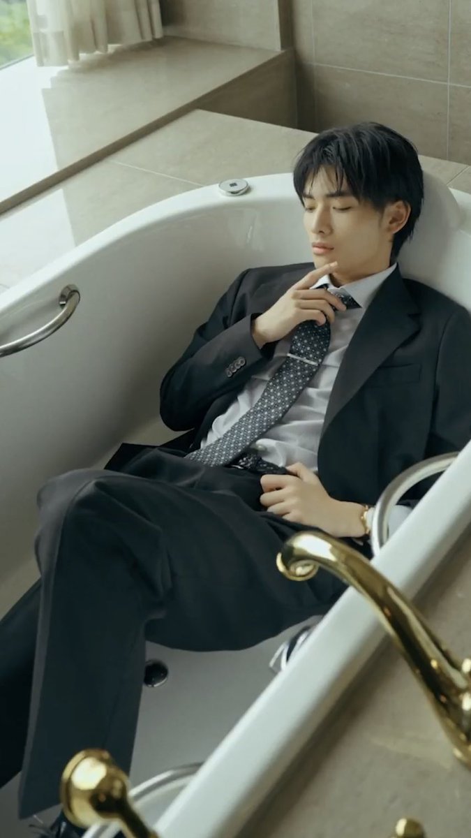 junm818's tweet photo. 一旦みんな現実逃避でバスタブに入ったスーツのイケメンでも見ませんか？ https://t.co/1tggKs1MRu