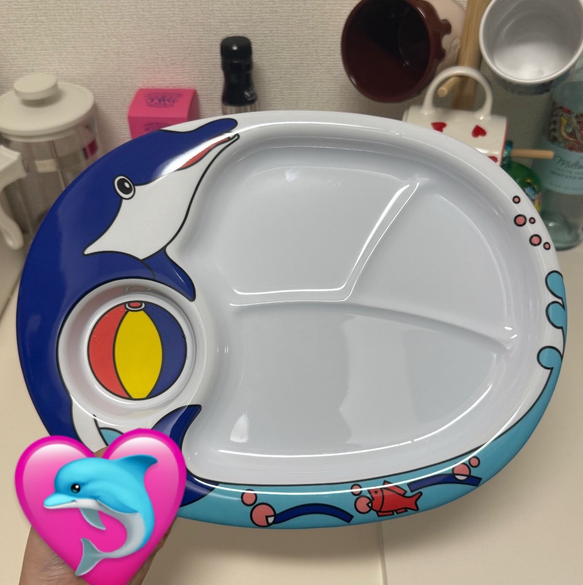 ___mm118's tweet photo. おねえちゃんがイルカのお皿買ってくれた✨🐬💞✨🐬💞 https://t.co/qJ4VHHvCn3