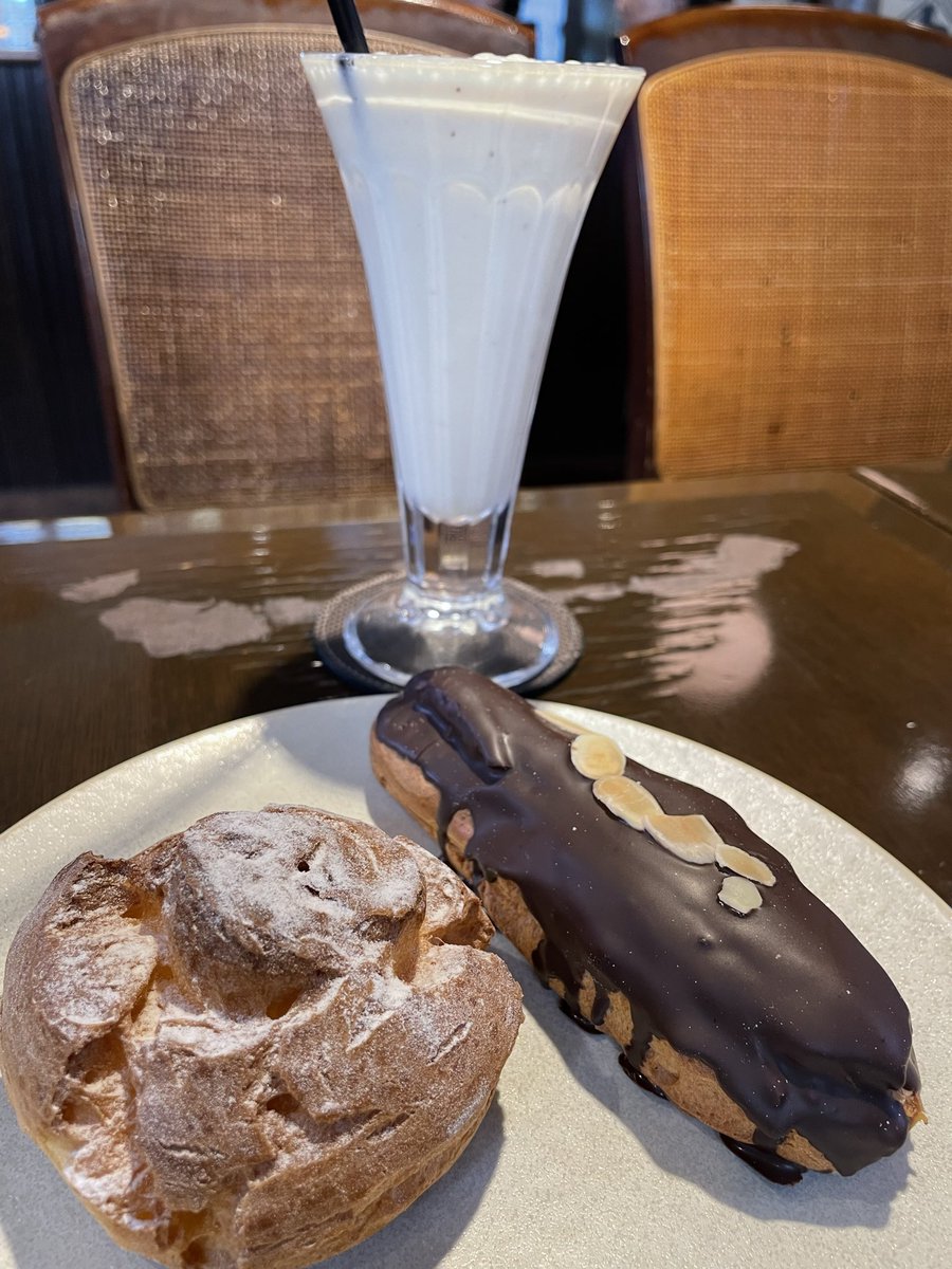 susakzt's tweet photo. 〝自家焙煎珈琲濱田屋”昭和43年江坂で創業した、ここ堺筋本町に移転してきたのは昭和60年。店に入ると目に付く焙煎室。奥ではパティシエがスイーツを作ってる。全てが自家製。これがこの店のこだわり。写真は人気の自家製シュー。う〜ん、美味いねぇ😋 https://t.co/zcvcHPuEXj