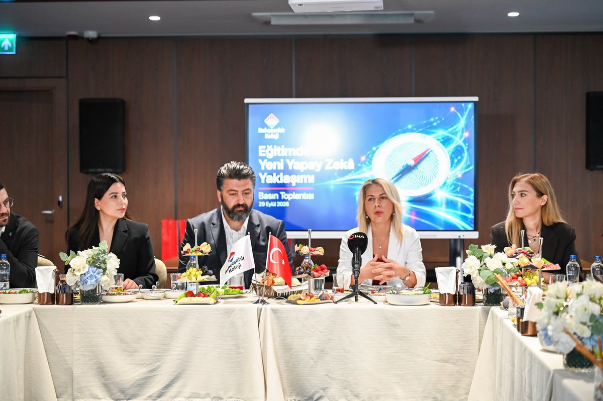 bahcesehir_k12's tweet photo. Eğitimde Yeni Yapay Zekâ Yaklaşımımızı, BAU Campus’te düzenlediğimiz basın toplantısında kamuoyuyla paylaştık.

Genel Müdürümüz Dr. Özlem Koç, BAU Mütevelli Heyeti Başkanı Eğitim Danışmanı Doç. Dr. Ergün Akgün, Genel Müdür Yardımcılarımız ve basın mensuplarıyla bir araya geldik.

Yaklaşımımızın merkezinde öğrencilerimizin önce düşünmesi, sorgulaması ve üretmesi; ardından yapay zekâyı bilinçli ve etik biçimde kullanması var.

Çünkü gelecek nesiller, hem yapay zekâyla hem de yapay zekâsız düşünebilmeli. ❤️💙

#BahçeşehirKoleji