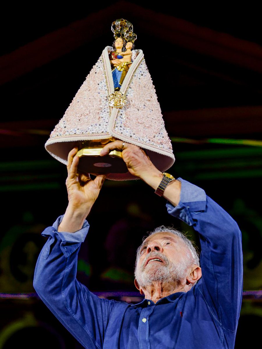 LulaOficial's tweet photo. Obrigado, Belém! ❤️

Mais de 80 mil pessoas reunidas numa noite que vou guardar no coração. Foi bonito demais encontrar o povo paraense e estar ao lado de Hana, Helder, Celso e Chicão.

Volto daqui com ainda mais carinho por essa terra e por esse povo. 

Obrigado, Pará! Um beijo no coração de vocês. ❤️🇧🇷
