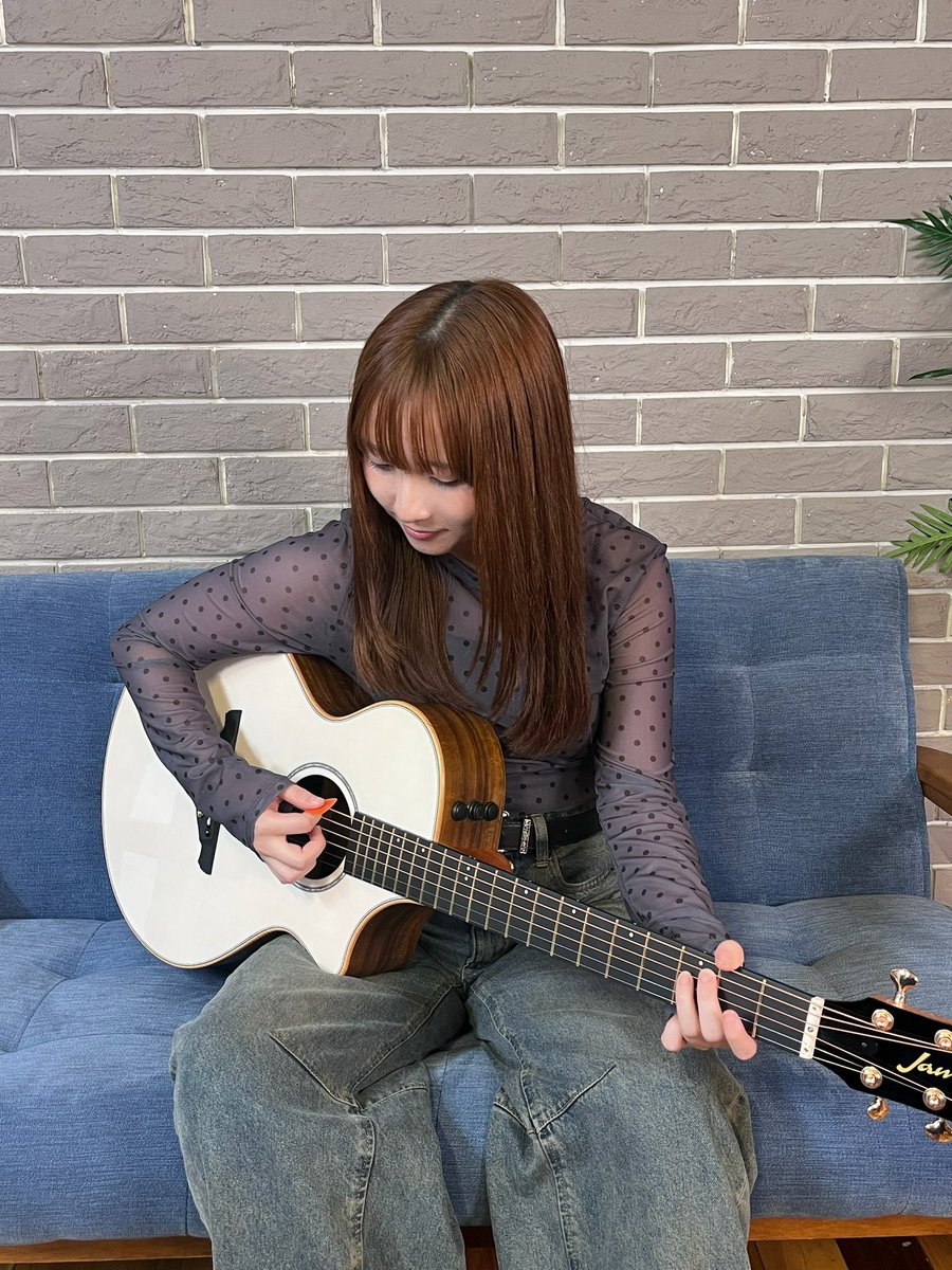 kurumi_takase's tweet photo. ギター練習中です🎸

先月始めると宣言してから、お仕事の合間をぬって、先生に教えてもらいながら練習しているよ〜

この1ヶ月でどのくらいできるようになったのか…

#高瀬くるみ挑戦中 にて進捗報告しております。
https://t.co/T6rUSrofUr
是非ご覧くださいっ💁‍♀️ https://t.co/TIPHILNYkz