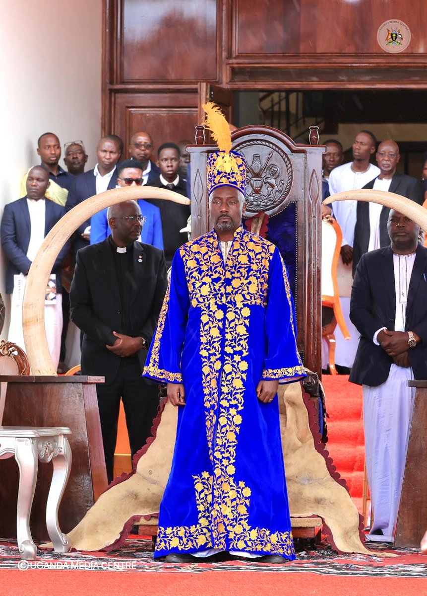 UgandaMediaCent's tweet photo. 𝐏𝐈𝐂𝐓𝐔𝐑𝐄 | His Majesty Edward Rukidi Kijanangoma Nyabongo I the 14th Omukama of the Tooro Kingdom | #TooroCoronation https://t.co/S32j7JC9FN