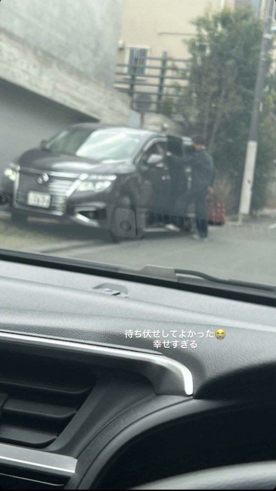 budou_gelat1n's tweet photo. 木村拓哉に会うために自宅に張り付くストーカー女さん👩 https://t.co/01xwwqhE01