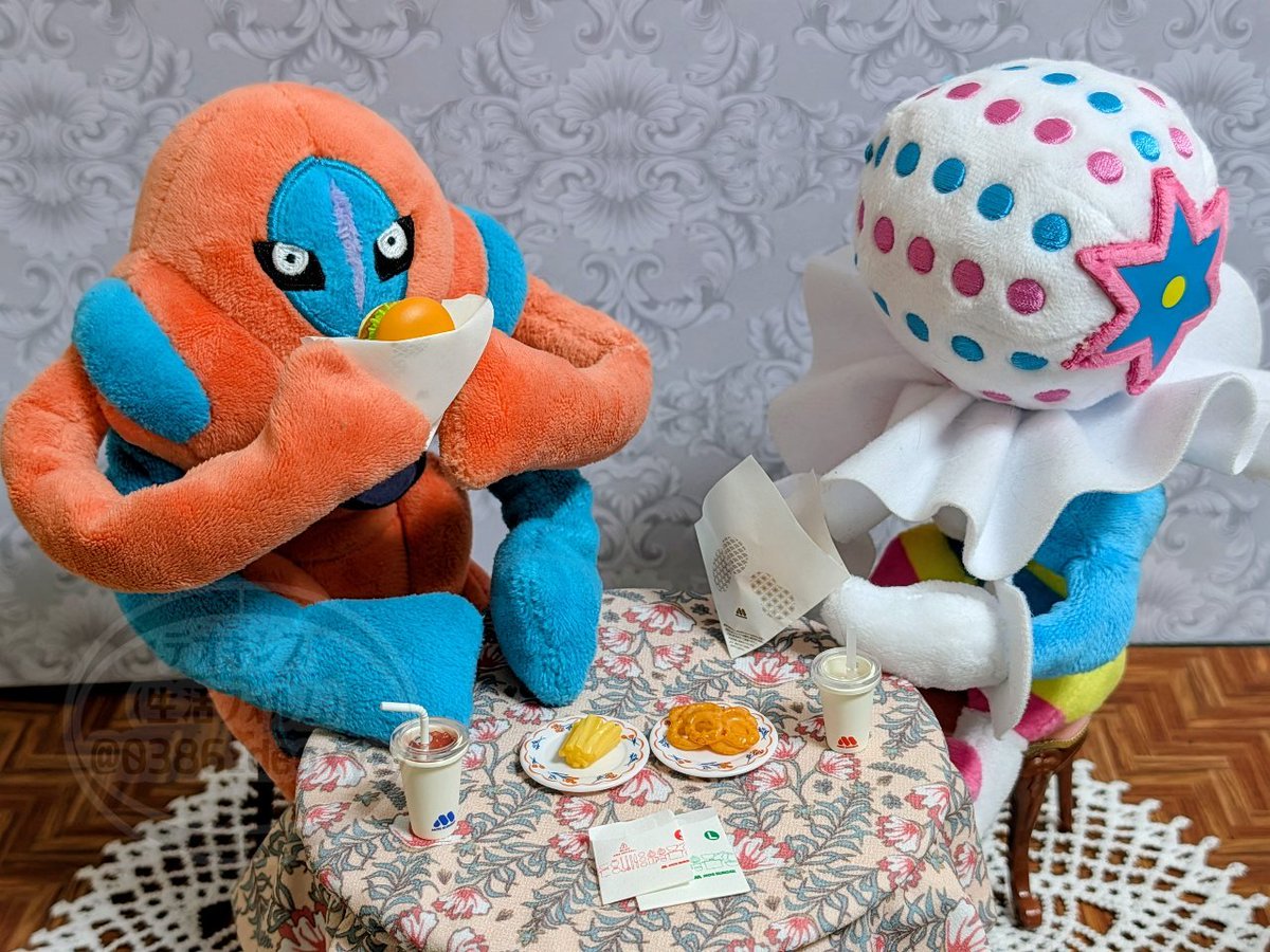 0386_deoxys's tweet photo. ズガドーンさんのおうちにお呼ばれし、モスバーガーをいただくデオキシス

#ポケモンfit
#ポケぬい https://t.co/4GbuCIoZic