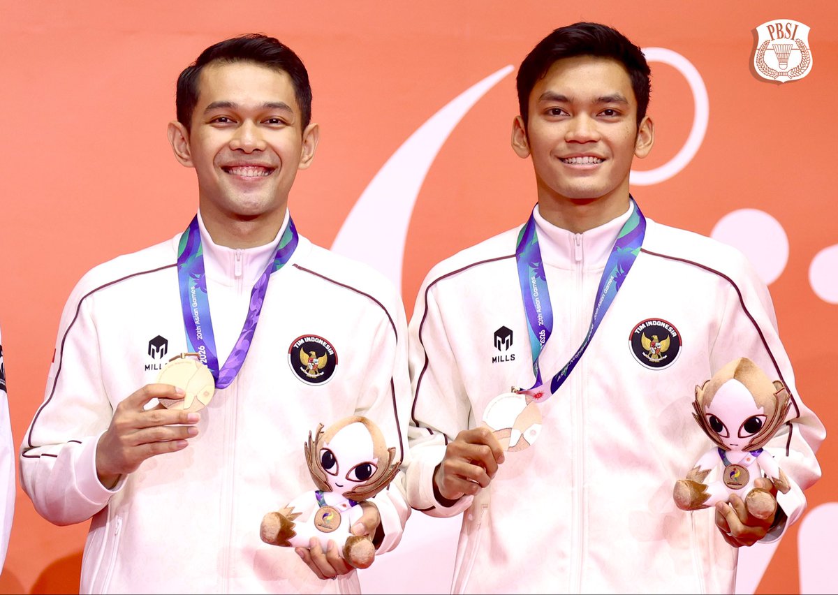 INABadminton's tweet photo. Podium ganda putra Asian Games Aichi-Nagoya 2026.

🥇: Leo Rolly Carnando/Daniel Marthin 🇮🇩
🥈: Liang Wei Keng/Wang Chang 🇨🇳
🥉: Fajar Alfian/Muhammad Shohibul Fikri 🇮🇩, Kim Won Ho/Seo Seung Jae 🇰🇷

Selamat kepada para peraih medali 📸

Bagi Leo/Daniel, medali emas Asian Games ini melengkapi medali emas mereka di SEA Games tahun 2021 yang digelar tahun 2022 silam. 💪🏻🔥

#BadmintonIndonesia #AsianGames2026