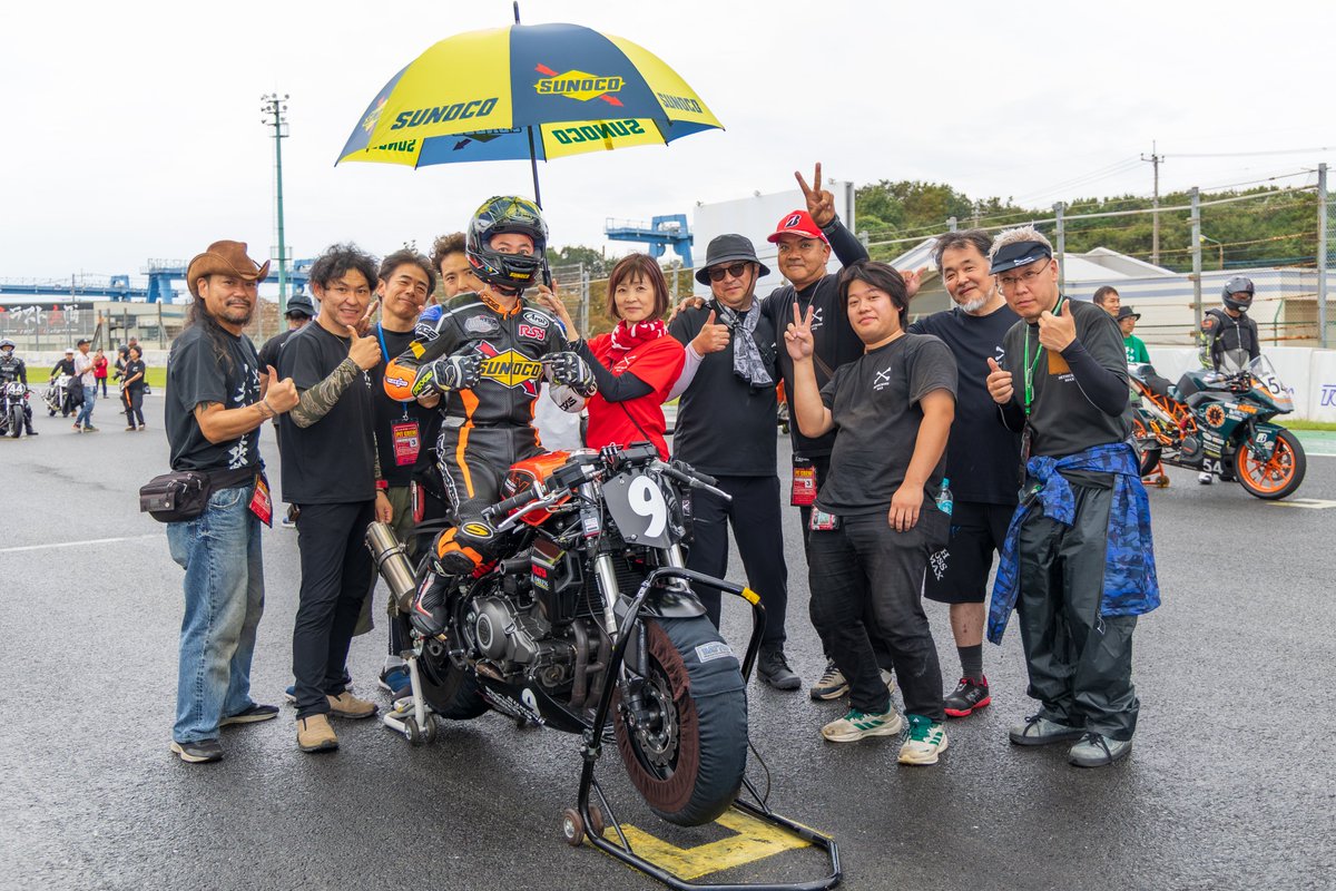 HDI0a93HcsbQY6y's tweet photo. ワイワイガヤガヤ
応援ありがとうございました！

クラブマンロードレース第3戦　max10jrクラス

@Sunoco_Japan 
#rsy
#trijya
#arai
#did

photo by @Yukininn1000 https://t.co/ejI2q4iXOD