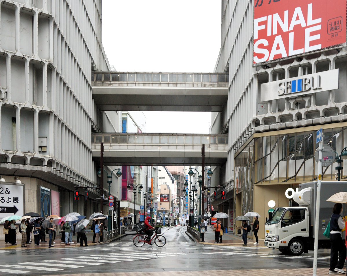 bli1TBPrsEShCWz's tweet photo. さようなら！消える戦後モダン建築･西武渋谷店、1968(昭和43)年竣工開店、設計･清水建設。明日9月30日をもって残念ながら閉店となる西武渋谷店ですが、PARCO･LOFT･SEED館(※現:Movida館)と共に、セゾン文化の発信地となったモダンで華やかな香りは色褪せる事無く輝いておりました･･･ https://t.co/6fnmvib1ar