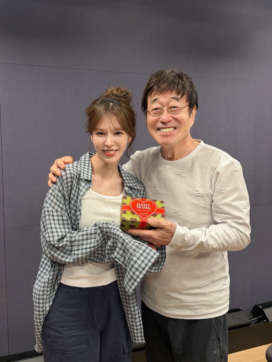 mywanandtheonly's tweet photo. wendy gave hart tiramisu today to kim changwan sunbaenim 

‘youngstreet angel 👼 wanD brought us this tiramisu cake 🍮 we enjoyed it so much, thank you wendy 🤍 windnims make sure to tune into youngstreet in a bit ✨’ https://t.co/ABoDlc5r3p