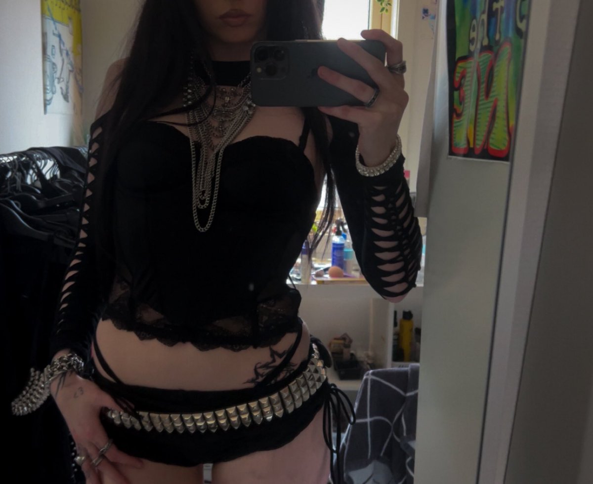 unkn0wnm3mory's tweet photo. mommy needs new loyal slaves😈

#findom #femdom #brat #worship #sph #ballbusting #cbt #blackmail #draining #paypig #pengeslave https://t.co/Jka8lOXCYj