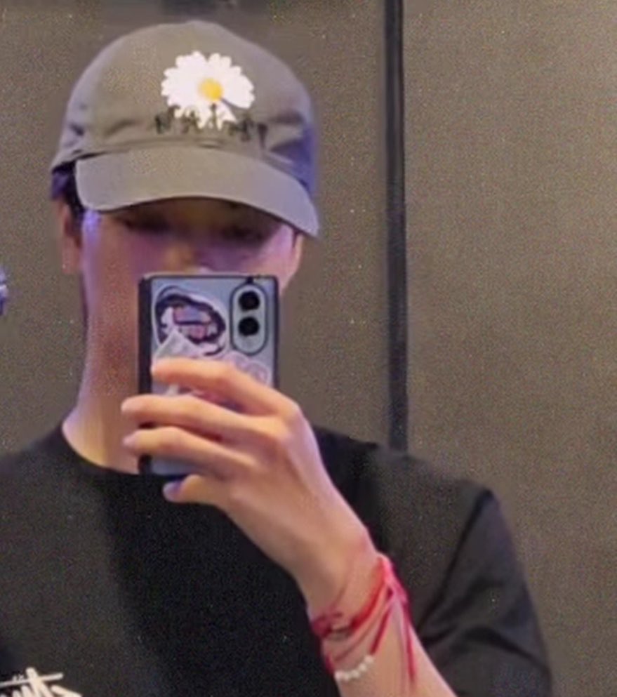 w0ngayvee's tweet photo. all house daisy obsessed 

(also are they sharing a wardrobe damn😭😭) https://t.co/u4oHJ0xkZA