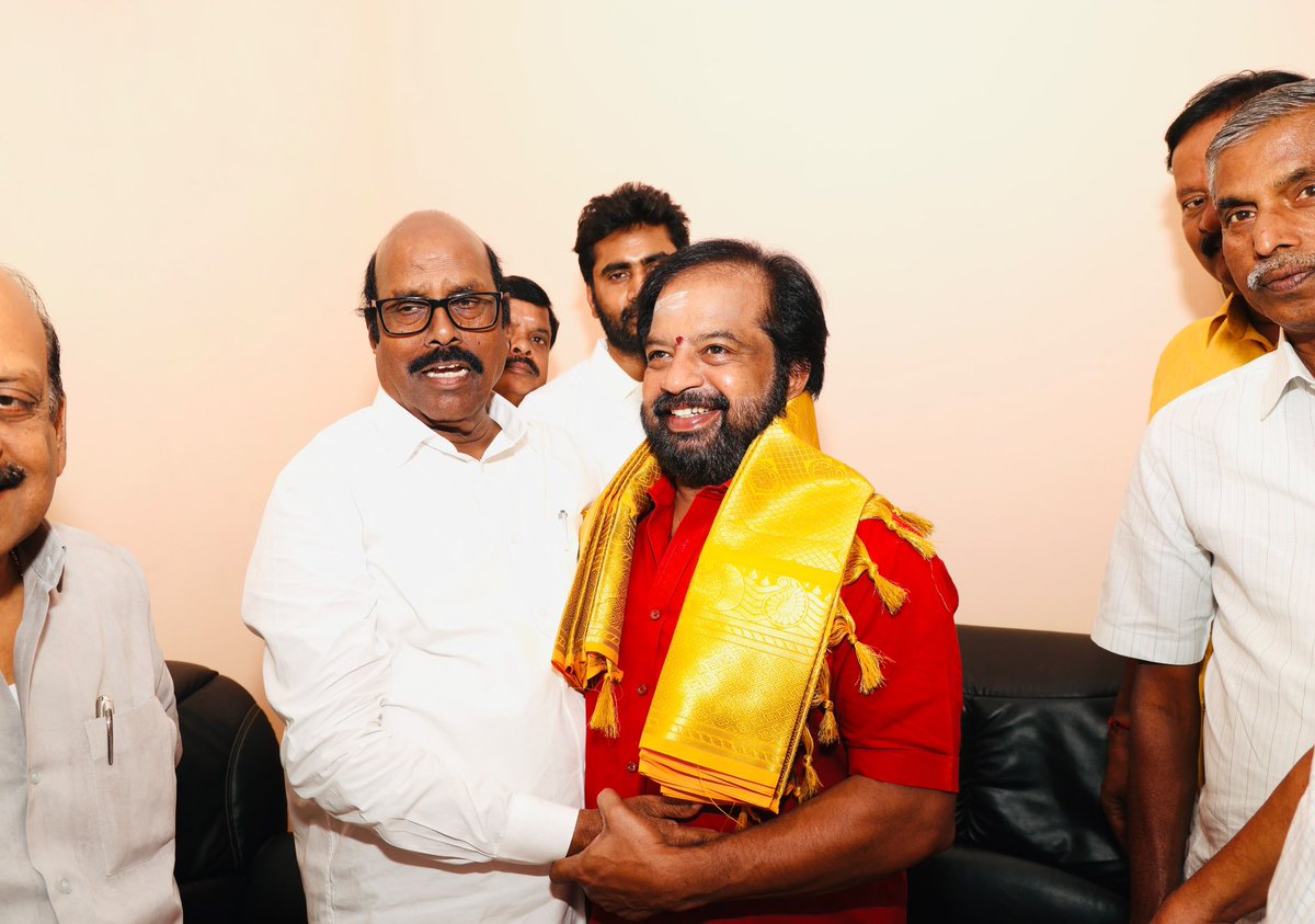 evvelu's tweet photo. மேல்மருவத்தூர் ஆதிபராசக்தி கோவிலின் ஆன்மீக மக்கள் தொண்டின் இயக்கத்தின் தலைவர் இயக்கத்தின் தலைவர் கோ.போ. அன்பு அவர்கள் மற்றும் துணைத் தலைவர் செந்தில் ஆகியோரை நேரில் சந்தித்து முன்னாள் அமைச்சர் எம் ஆர் கே பன்னீர்செல்வம் மற்றும் பலர் நேரில் சென்று வாக்கு சேகரித்தோம். https://t.co/QiVECgNAyz