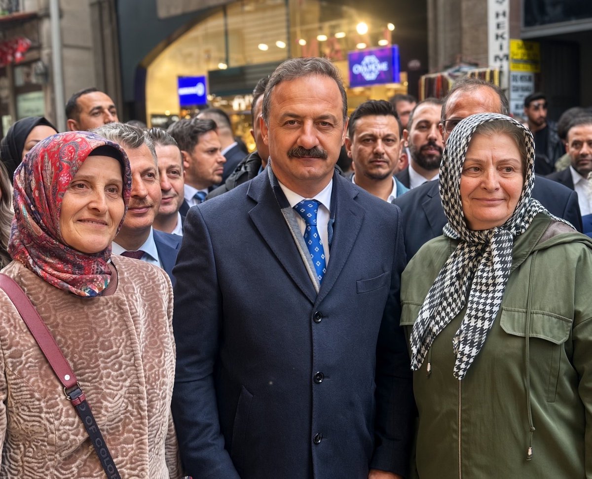 drzaimsihlioglu's tweet photo. Oku oku, baban gibi eşek olma, adam ol!
Oku oku baban gibi, eşek olma, adam ol!

(Bu iki cümle arasındaki tek fark olan ‘virgül’e yazının sonuna doğru değineceğim…)

Ama önce şu sorudan başlayalım;

Hayatta en çok ne zaman ve kime kızarız?

Güvenimizi boşa çıkaranlara?
Yaptığı şeyi yakıştıramadıklarımıza?
Beklemediğimiz insanların beklenmedik tavırlarına?

“Saçından sakalından, yaşından başından utan!” deriz, yaşlı birine yakıştıramadığımız şeye…

“Sarığından, cübbenden utan!” deriz, kisvesinden beklemediğimiz bir İslam erinin ham işine…

“Boyundan posundan utan!” deriz, heybetiyle örtüştüremediğimiz birinin “küçüklüğüne”…

“Bir de … olacaksın!” deriz, kalıbının gereğini yerine getirmeyene…

“Senden hiç beklemezdim!” deriz mesela, en güvendiğimizden hayal kırıklığına düştüğümüzde…

Çünkü yakınlık; güven…
Güven ise İslam’dır…

Hatta belki de Allah’ın (CC), cahiliye devrinin insanlığını uyarmak üzere son elçisini, binlerce sebep arasından en çok da kavminin, döneminin en “en adaletli, en emin olan” kulundan seçmesi de bu yüzdendir…

Bu yüzdendir ki İslam davası üzere görev yüklenmişliğin yükü de mesuliyeti de ağırdır…

Bu yüzden İslam sancaktarlığına, dava bekçiliğine soyunanın dikkati de mesuliyet yükü de çok yüksektir…

Son Türk Devleti çağa selam verdiğinden bu yanadır ki Türklüğe ve dahi İslamlığa çekilen kılıcın şekli, şemali de değişmiştir…

Artık devlet, millet ve din; yani Türkiye Cumhuriyeti, Türk Milleti ve İslam’a saldırı hiçbir şekilde aleni değildir…

Ve bu yüzdendir ki son yüz yılın en büyük ihanet şebekesi fetöye, fetocülere ve fetöcülüğe, öfkemiz bir başka seviyededir…

İslamlık kisvesiyle büründükleri ihanet sarmalı ile dinin ve milletin en mahrem dengelerine doğrudan ve dolaylı verdikleri hasarın telafi zorluğu ve bilanço ağırlığı, küllendikçe harlanan bir öfkeye neden olmaktadır, olacaktır…

Tam da bu noktada, milletin “fetöcülüğe karşıt kutup” olarak misyon tevdi ettiği iktidarın, 28 Şubat’tan itibaren başörtüsü davasıyla birlikte omzuna yüklendiği “İslami şuur” mesuliyet hattında kullandığı ruhsatın hata kabul ederlik eşiği bu kadar düşükken, “elini attığı yerde kalan” sistem çürümesinin Sn. Yavuz Ağıralioğlu tarafından açıkça dillendirilmesinden rahatsızlık duymak, en başta yazdığım cümledeki gibi;

“virgülü yanlış yere koymaktır!”

Bu bağlamda, Sn. Yavuz Ağıralioğlu’nun sözlerini “başörtüsü düşmanlığına” tahvil etmek, milletin milyarlarını çalan zihniyete avuç ovuşturtmaktan başka işe yaramaz.

Sn. Yavuz Ağıralioğlu’nun bütün hayatı ve bu konudaki sözlerini harmanladığınızda geriye şu okuma kalır:

28 Şubat, başörtüsü ve İslam izzeti dava bekçiliği ruhsatını emanet aldığınız milletin teveccüh mesuliyeti ile “en çok güvenilmesi gerekenler” olarak geldiğiniz koltuklarda “güveni en çok ayaklar altına alan kadroları bünyesinde barındıranlar” hâline geldiniz.

Milletin size yakıştırdığı, sizden beklediği, omzunuza yüklediği sorumluluğunuz, İslamlık mesuliyeti gereği herkesten fazla idi.

Başörtüsü davasının izzetini taşıyamadınız!

En çok sizin haramdan kaçmanız gerekiyordu! Kaçamadınız!

Hasılıkelam;

Bu milletin size, imanınıza konduramadığını, yakıştıramadığını siz kendinize yakıştırdınız!

Başörtüsü davasının izzetine sahip çıkmanın mesuliyetini; haramın her türlüsünden kaçma, beytülmalı koruma emrine riayet dairesinde taşıyamadınız!

Şimdi FON’umuza, pardon…
Konumuza dönelim mi?