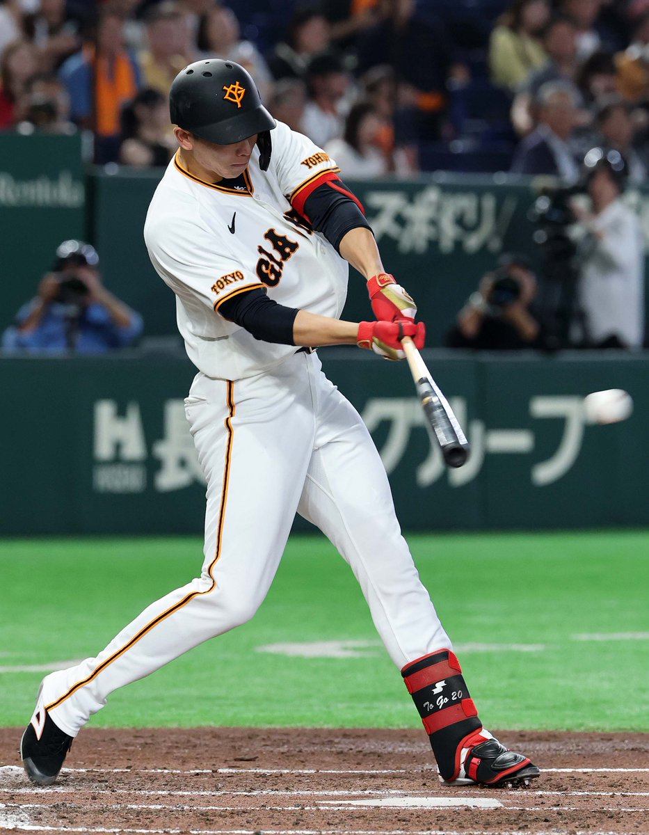 TokyoGiants's tweet photo. 【四回裏】巨人 3-0 広島

2死二塁から #戸郷翔征 投手が、センターへ適時打を放ち3点目👏 https://t.co/7vTGsuECEV
