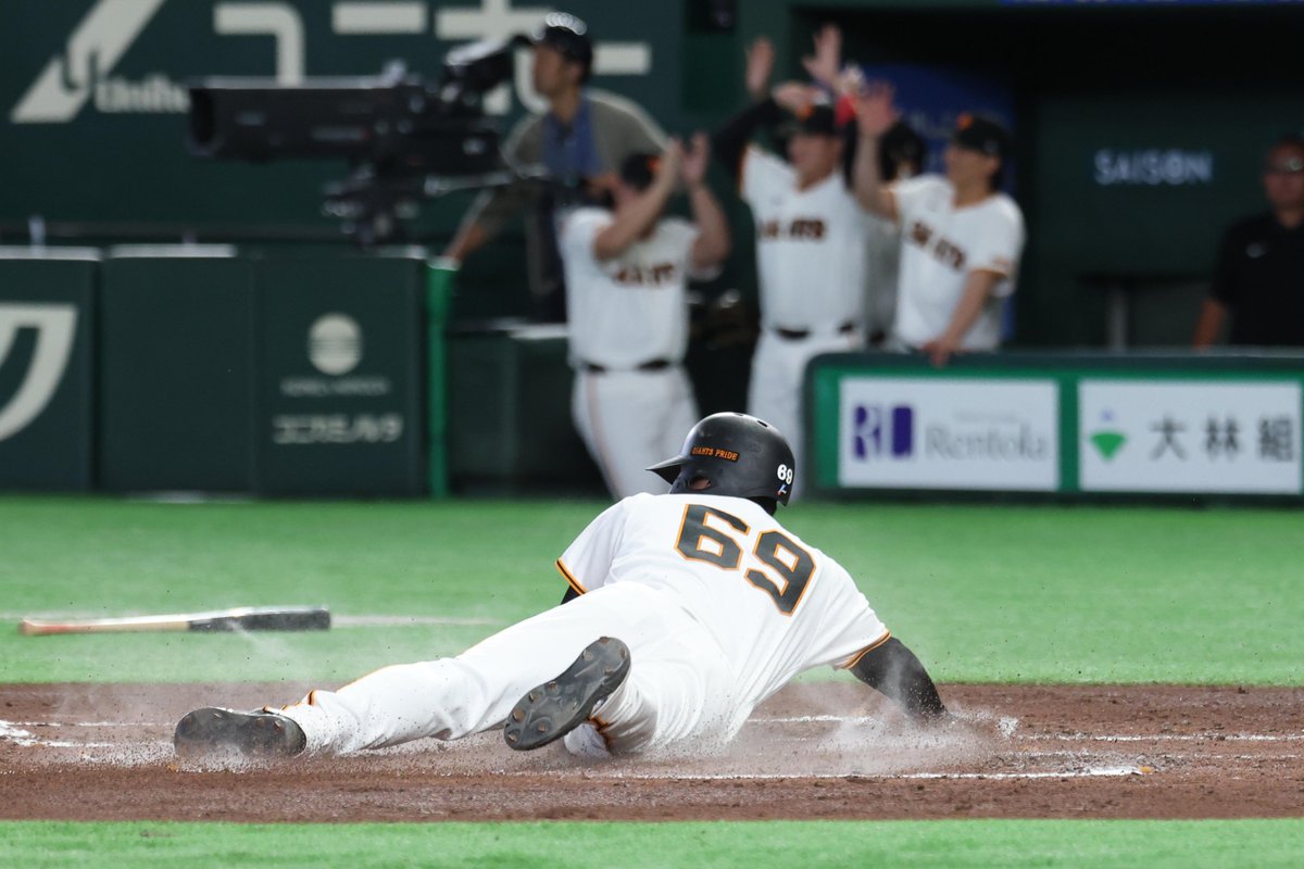 TokyoGiants's tweet photo. 【四回裏】巨人 3-0 広島

2死二塁から #戸郷翔征 投手が、センターへ適時打を放ち3点目👏 https://t.co/7vTGsuECEV