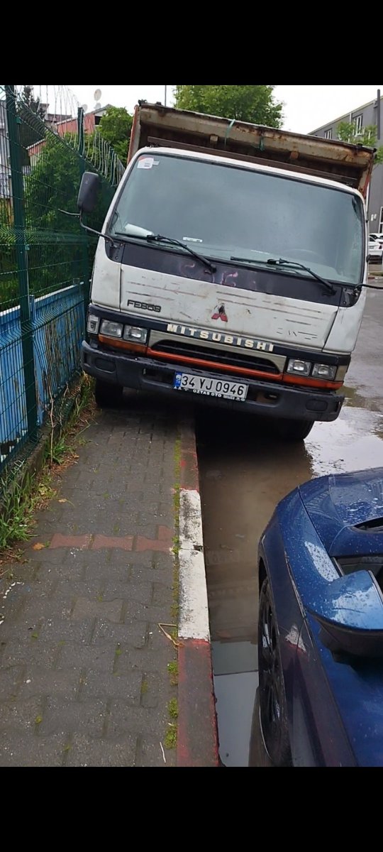 Dominikwasted's tweet photo. @bjklitsubasaa @CirkinIstanbul @Cekmekoybeltr Dediğin şeye katiliyorum ama bazi sürücüler çok bilincsiz. Geniş bir kaldirima arabasini dikey park eden mi dersin. Yada bu kamyon sürücüsü gibi, park edecek alani olmasina rağmen bilerek g*t kadar kaldirimi b��yle tapulayan mi dersin. Bunlarada iki çift lafın varmi? https://t.co/KVlhSE8eGV