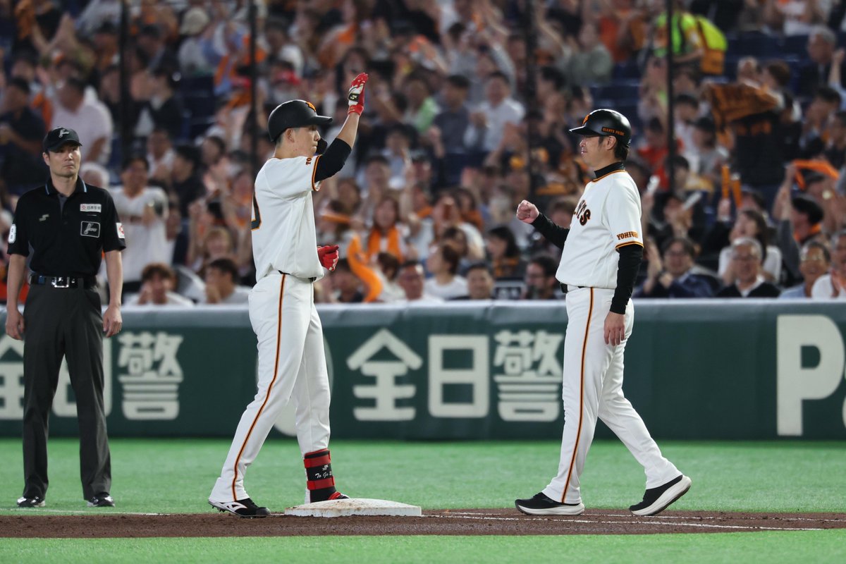 TokyoGiants's tweet photo. 【四回裏】巨人 3-0 広島

2死二塁から #戸郷翔征 投手が、センターへ適時打を放ち3点目👏 https://t.co/7vTGsuECEV