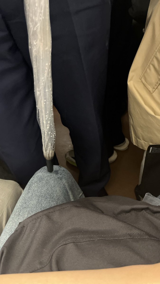 61ve_kkmn's tweet photo. 電車の前のサラリーマン死ねカス https://t.co/pPldUQZJMz