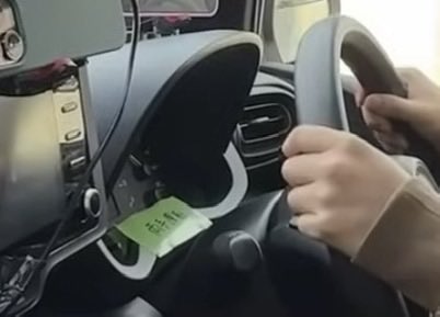 potato_150_dayo's tweet photo. 【Lil かんさいのかわいいところ】
ドライブ企画の際、車に"両手運転"ってテープ貼られてるところ🚗 https://t.co/oyV4qfEonl