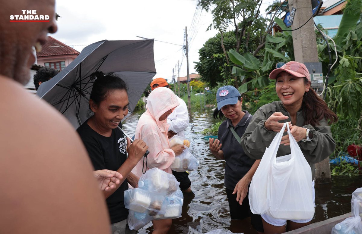thestandardth's tweet photo. ศิริกัญญาลงพื้นที่ปทุมธานี ติดตามปัญหาน้ำท่วมขัง จี้รัฐบาลแจงแผนระบายน้ำรับมือน้ำเหนือและน้ำทะเลหนุน

ศิริกัญญา ตันสกุล สส. แบบบัญชีรายชื่อ รองหัวหน้าพรรคประชาชน ลงพื้นที่สำรวจสถานการณ์น้ำท่วมในจังหวัดปทุมธานี พบประชาชนเดือดร้อนหนักจากปัญหาน้ำท่วมขังที่ขยายวงกว้าง พร้อมเรียกร้องให้รัฐบาลเร่งสื่อสารแผนการระบายน้ำและกรอบเวลาที่ชัดเจน หวั่นระบายน้ำไม่ทันมวลน้ำเหนือสมทบและภาวะน้ำทะเลหนุนสูงในช่วงต้นเดือนตุลาคม

วันนี้ (29 กันยายน) ศิริกัญญา ตันสกุล พร้อมด้วย เชตวัน เตือประโคน สส. ปทุมธานี และ กิตติพงษ์ ปิยะวรรณโณ สส. แบบบัญชีรายชื่อ พรรคประชาชน ร่วมลงพื้นที่ติดตามสถานการณ์และสำรวจความเดือดร้อนของประชาชนในจังหวัดปทุมธานี

จากการสำรวจพบว่า ประชาชนจำนวนมากยังคงได้รับผลกระทบจากน้ำท่วมขัง การเดินทางในหลายจุดเป็นไปด้วยความยากลำบาก โดยเฉพาะรถยนต์ขนาดเล็กที่ไม่สามารถสัญจรผ่านได้ ต้องอาศัยรถกระบะยกสูงและรถขนาดใหญ่เท่านั้น

นอกจากนี้ มวลน้ำยังได้ขยายวงกว้างเข้าท่วมหมู่บ้านจัดสรรและชุมชนโดยรอบ จนทำให้หลายพื้นที่ถูกตัดขาดแทบจะสิ้นเชิง

สำหรับสถานการณ์การระบายน้ำในพื้นที่ยังคงพบปัญหาหลายประการ เนื่องจากปริมาณน้ำฝนที่ตกลงมาสะสมได้เกินขีดความสามารถในการรองรับของคูคลอง ประกอบกับมีมวลน้ำหลากจากจังหวัดนครนายกและน้ำจากคลองระพีพัฒน์ไหลมาสมทบ รวมทั้งระดับน้ำในแม่น้ำเจ้าพระยาที่เพิ่มสูงขึ้น ทำให้เจ้าหน้าที่ไม่สามารถเปิดประตูระบายน้ำเพื่อให้น้ำไหลตามธรรมชาติได้ และต้องพึ่งพาการใช้เครื่องสูบน้ำดันน้ำออกสู่แม่น้ำเจ้าพระยาเพียงอย่างเดียว

ศิริกัญญาได้ฝากข้อเรียกร้องถึงรัฐบาลว่า รัฐบาลจำเป็นต้องให้คำตอบที่ชัดเจนแก่ประชาชนว่า จะต้องอยู่กับสภาวะน้ำท่วมขังนี้ไปอีกนานเท่าใด โดยขอให้เร่งประเมินสถานการณ์อย่างตรงไปตรงมา พร้อมทั้งสื่อสารแผนการระบายน้ำและระยะเวลาที่ชัดเจน เพื่อให้ประชาชนสามารถเตรียมพร้อมรับมือได้ ไม่ใช่การปล่อยให้น้ำท่วมขังข้ามสัปดาห์โดยไร้จุดหมาย

ศิริกัญญาระบุเพิ่มเติมว่า สิ่งที่น่ากังวลในขณะนี้คือ ความสามารถในการระบายน้ำว่าจะดำเนินการได้ทันก่อนที่มวลน้ำจากภาคเหนือจะไหลลงสู่พื้นที่ภาคกลางผ่านลุ่มน้ำเจ้าพระยา รวมถึงภาวะน้ำทะเลหนุนสูงในช่วงวันที่ 29 กันยายน ถึง 4 ตุลาคมหรือไม่ จึงขอให้ประชาชนในจังหวัดปทุมธานีและพื้นที่ลุ่มแม่น้ำเจ้าพระยาติดตามสถานการณ์อย่างใกล้ชิด โดยเฉพาะในช่วงสุดสัปดาห์นี้ที่มีปัจจัยเสี่ยงทั้งจากน้ำเหนือและน้ำทะเลหนุน

นอกจากนี้ ประชาชนในอีกหลายจังหวัดกำลังเผชิญสถานการณ์อุทกภัยที่รุนแรงเช่นเดียวกับกรุงเทพมหานคร อาทิ พระนครศรีอยุธยาที่ต้องรับน้ำจากลุ่มน้ำป่าสัก ตลอดจนนครราชสีมา สระบุรี กาญจนบุรี ปราจีนบุรี นครนายก ชลบุรี จันทบุรี และจังหวัดปริมณฑลอย่างนนทบุรี สมุทรปราการ และปทุมธานี ศิริกัญญาจึงเสนอว่า ควรมีการระดมและกระจายความช่วยเหลือให้เข้าถึงทุกพื้นที่ทั่วประเทศที่ได้รับผลกระทบโดยเร็ว

#TheStandardNews