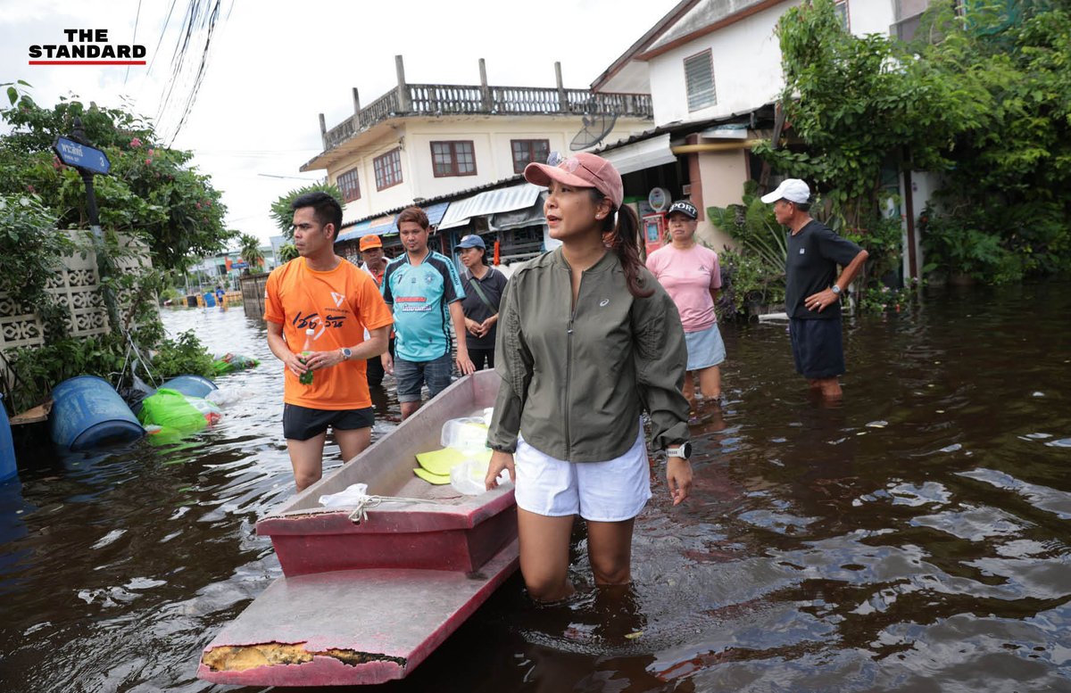 thestandardth's tweet photo. ศิริกัญญาลงพื้นที่ปทุมธานี ติดตามปัญหาน้ำท่วมขัง จี้รัฐบาลแจงแผนระบายน้ำรับมือน้ำเหนือและน้ำทะเลหนุน

ศิริกัญญา ตันสกุล สส. แบบบัญชีรายชื่อ รองหัวหน้าพรรคประชาชน ลงพื้นที่สำรวจสถานการณ์น้ำท่วมในจังหวัดปทุมธานี พบประชาชนเดือดร้อนหนักจากปัญหาน้ำท่วมขังที่ขยายวงกว้าง พร้อมเรียกร้องให้รัฐบาลเร่งสื่อสารแผนการระบายน้ำและกรอบเวลาที่ชัดเจน หวั่นระบายน้ำไม่ทันมวลน้ำเหนือสมทบและภาวะน้ำทะเลหนุนสูงในช่วงต้นเดือนตุลาคม

วันนี้ (29 กันยายน) ศิริกัญญา ตันสกุล พร้อมด้วย เชตวัน เตือประโคน สส. ปทุมธานี และ กิตติพงษ์ ปิยะวรรณโณ สส. แบบบัญชีรายชื่อ พรรคประชาชน ร่วมลงพื้นที่ติดตามสถานการณ์และสำรวจความเดือดร้อนของประชาชนในจังหวัดปทุมธานี

จากการสำรวจพบว่า ประชาชนจำนวนมากยังคงได้รับผลกระทบจากน้ำท่วมขัง การเดินทางในหลายจุดเป็นไปด้วยความยากลำบาก โดยเฉพาะรถยนต์ขนาดเล็กที่ไม่สามารถสัญจรผ่านได้ ต้องอาศัยรถกระบะยกสูงและรถขนาดใหญ่เท่านั้น

นอกจากนี้ มวลน้ำยังได้ขยายวงกว้างเข้าท่วมหมู่บ้านจัดสรรและชุมชนโดยรอบ จนทำให้หลายพื้นที่ถูกตัดขาดแทบจะสิ้นเชิง

สำหรับสถานการณ์การระบายน้ำในพื้นที่ยังคงพบปัญหาหลายประการ เนื่องจากปริมาณน้ำฝนที่ตกลงมาสะสมได้เกินขีดความสามารถในการรองรับของคูคลอง ประกอบกับมีมวลน้ำหลากจากจังหวัดนครนายกและน้ำจากคลองระพีพัฒน์ไหลมาสมทบ รวมทั้งระดับน้ำในแม่น้ำเจ้าพระยาที่เพิ่มสูงขึ้น ทำให้เจ้าหน้าที่ไม่สามารถเปิดประตูระบายน้ำเพื่อให้น้ำไหลตามธรรมชาติได้ และต้องพึ่งพาการใช้เครื่องสูบน้ำดันน้ำออกสู่แม่น้ำเจ้าพระยาเพียงอย่างเดียว

ศิริกัญญาได้ฝากข้อเรียกร้องถึงรัฐบาลว่า รัฐบาลจำเป็นต้องให้คำตอบที่ชัดเจนแก่ประชาชนว่า จะต้องอยู่กับสภาวะน้ำท่วมขังนี้ไปอีกนานเท่าใด โดยขอให้เร่งประเมินสถานการณ์อย่างตรงไปตรงมา พร้อมทั้งสื่อสารแผนการระบายน้ำและระยะเวลาที่ชัดเจน เพื่อให้ประชาชนสามารถเตรียมพร้อมรับมือได้ ไม่ใช่การปล่อยให้น้ำท่วมขังข้ามสัปดาห์โดยไร้จุดหมาย

ศิริกัญญาระบุเพิ่มเติมว่า สิ่งที่น่ากังวลในขณะนี้คือ ความสามารถในการระบายน้ำว่าจะดำเนินการได้ทันก่อนที่มวลน้ำจากภาคเหนือจะไหลลงสู่พื้นที่ภาคกลางผ่านลุ่มน้ำเจ้าพระยา รวมถึงภาวะน้ำทะเลหนุนสูงในช่วงวันที่ 29 กันยายน ถึง 4 ตุลาคมหรือไม่ จึงขอให้ประชาชนในจังหวัดปทุมธานีและพื้นที่ลุ่มแม่น้ำเจ้าพระยาติดตามสถานการณ์อย่างใกล้ชิด โดยเฉพาะในช่วงสุดสัปดาห์นี้ที่มีปัจจัยเสี่ยงทั้งจากน้ำเหนือและน้ำทะเลหนุน

นอกจากนี้ ประชาชนในอีกหลายจังหวัดกำลังเผชิญสถานการณ์อุทกภัยที่รุนแรงเช่นเดียวกับกรุงเทพมหานคร อาทิ พระนครศรีอยุธยาที่ต้องรับน้ำจากลุ่มน้ำป่าสัก ตลอดจนนครราชสีมา สระบุรี กาญจนบุรี ปราจีนบุรี นครนายก ชลบุรี จันทบุรี และจังหวัดปริมณฑลอย่างนนทบุรี สมุทรปราการ และปทุมธานี ศิริกัญญาจึงเสนอว่า ควรมีการระดมและกระจายความช่วยเหลือให้เข้าถึงทุกพื้นที่ทั่วประเทศที่ได้รับผลกระทบโดยเร็ว

#TheStandardNews