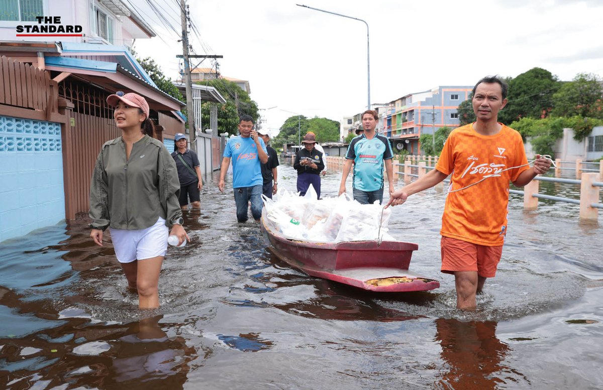 thestandardth's tweet photo. ศิริกัญญาลงพื้นที่ปทุมธานี ติดตามปัญหาน้ำท่วมขัง จี้รัฐบาลแจงแผนระบายน้ำรับมือน้ำเหนือและน้ำทะเลหนุน

ศิริกัญญา ตันสกุล สส. แบบบัญชีรายชื่อ รองหัวหน้าพรรคประชาชน ลงพื้นที่สำรวจสถานการณ์น้ำท่วมในจังหวัดปทุมธานี พบประชาชนเดือดร้อนหนักจากปัญหาน้ำท่วมขังที่ขยายวงกว้าง พร้อมเรียกร้องให้รัฐบาลเร่งสื่อสารแผนการระบายน้ำและกรอบเวลาที่ชัดเจน หวั่นระบายน้ำไม่ทันมวลน้ำเหนือสมทบและภาวะน้ำทะเลหนุนสูงในช่วงต้นเดือนตุลาคม

วันนี้ (29 กันยายน) ศิริกัญญา ตันสกุล พร้อมด้วย เชตวัน เตือประโคน สส. ปทุมธานี และ กิตติพงษ์ ปิยะวรรณโณ สส. แบบบัญชีรายชื่อ พรรคประชาชน ร่วมลงพื้นที่ติดตามสถานการณ์และสำรวจความเดือดร้อนของประชาชนในจังหวัดปทุมธานี

จากการสำรวจพบว่า ประชาชนจำนวนมากยังคงได้รับผลกระทบจากน้ำท่วมขัง การเดินทางในหลายจุดเป็นไปด้วยความยากลำบาก โดยเฉพาะรถยนต์ขนาดเล็กที่ไม่สามารถสัญจรผ่านได้ ต้องอาศัยรถกระบะยกสูงและรถขนาดใหญ่เท่านั้น

นอกจากนี้ มวลน้ำยังได้ขยายวงกว้างเข้าท่วมหมู่บ้านจัดสรรและชุมชนโดยรอบ จนทำให้หลายพื้นที่ถูกตัดขาดแทบจะสิ้นเชิง

สำหรับสถานการณ์การระบายน้ำในพื้นที่ยังคงพบปัญหาหลายประการ เนื่องจากปริมาณน้ำฝนที่ตกลงมาสะสมได้เกินขีดความสามารถในการรองรับของคูคลอง ประกอบกับมีมวลน้ำหลากจากจังหวัดนครนายกและน้ำจากคลองระพีพัฒน์ไหลมาสมทบ รวมทั้งระดับน้ำในแม่น้ำเจ้าพระยาที่เพิ่มสูงขึ้น ทำให้เจ้าหน้าที่ไม่สามารถเปิดประตูระบายน้ำเพื่อให้น้ำไหลตามธรรมชาติได้ และต้องพึ่งพาการใช้เครื่องสูบน้ำดันน้ำออกสู่แม่น้ำเจ้าพระยาเพียงอย่างเดียว

ศิริกัญญาได้ฝากข้อเรียกร้องถึงรัฐบาลว่า รัฐบาลจำเป็นต้องให้คำตอบที่ชัดเจนแก่ประชาชนว่า จะต้องอยู่กับสภาวะน้ำท่วมขังนี้ไปอีกนานเท่าใด โดยขอให้เร่งประเมินสถานการณ์อย่างตรงไปตรงมา พร้อมทั้งสื่อสารแผนการระบายน้ำและระยะเวลาที่ชัดเจน เพื่อให้ประชาชนสามารถเตรียมพร้อมรับมือได้ ไม่ใช่การปล่อยให้น้ำท่วมขังข้ามสัปดาห์โดยไร้จุดหมาย

ศิริกัญญาระบุเพิ่มเติมว่า สิ่งที่น่ากังวลในขณะนี้คือ ความสามารถในการระบายน้ำว่าจะดำเนินการได้ทันก่อนที่มวลน้ำจากภาคเหนือจะไหลลงสู่พื้นที่ภาคกลางผ่านลุ่มน้ำเจ้าพระยา รวมถึงภาวะน้ำทะเลหนุนสูงในช่วงวันที่ 29 กันยายน ถึง 4 ตุลาคมหรือไม่ จึงขอให้ประชาชนในจังหวัดปทุมธานีและพื้นที่ลุ่มแม่น้ำเจ้าพระยาติดตามสถานการณ์อย่างใกล้ชิด โดยเฉพาะในช่วงสุดสัปดาห์นี้ที่มีปัจจัยเสี่ยงทั้งจากน้ำเหนือและน้ำทะเลหนุน

นอกจากนี้ ประชาชนในอีกหลายจังหวัดกำลังเผชิญสถานการณ์อุทกภัยที่รุนแรงเช่นเดียวกับกรุงเทพมหานคร อาทิ พระนครศรีอยุธยาที่ต้องรับน้ำจากลุ่มน้ำป่าสัก ตลอดจนนครราชสีมา สระบุรี กาญจนบุรี ปราจีนบุรี นครนายก ชลบุรี จันทบุรี และจังหวัดปริมณฑลอย่างนนทบุรี สมุทรปราการ และปทุมธานี ศิริกัญญาจึงเสนอว่า ควรมีการระดมและกระจายความช่วยเหลือให้เข้าถึงทุกพื้นที่ทั่วประเทศที่ได้รับผลกระทบโดยเร็ว

#TheStandardNews