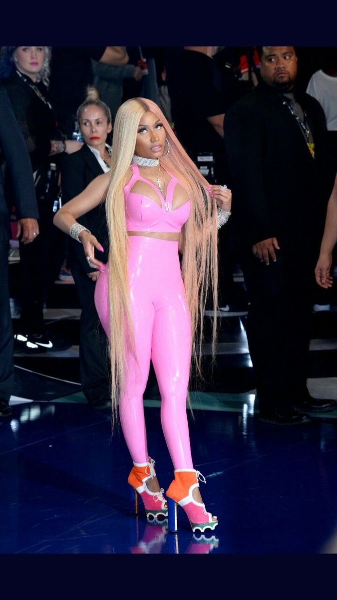 sammhybrandie's tweet photo. The way these girls wanna be Nicki so bad 😭😂 Trying to recreate the 2017 Nicki bundle era, but you can’t manufacture a moment that already belongs to the Queen. 👑 Only one Nicki. 💅🏽 https://t.co/C9DXQVpApI