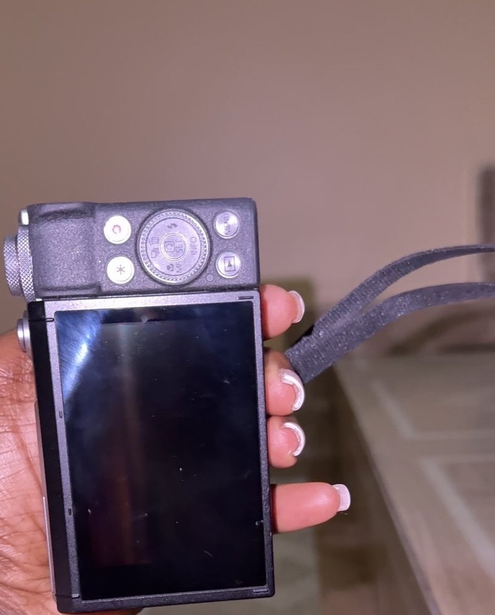pabl0theEngine's tweet photo. guys, my guy said she has more than enough memories of herself so we're selling her G7x mark iii camera.😁

1.3m(slightly negotiable) text me https://t.co/SUdzUCADt7
