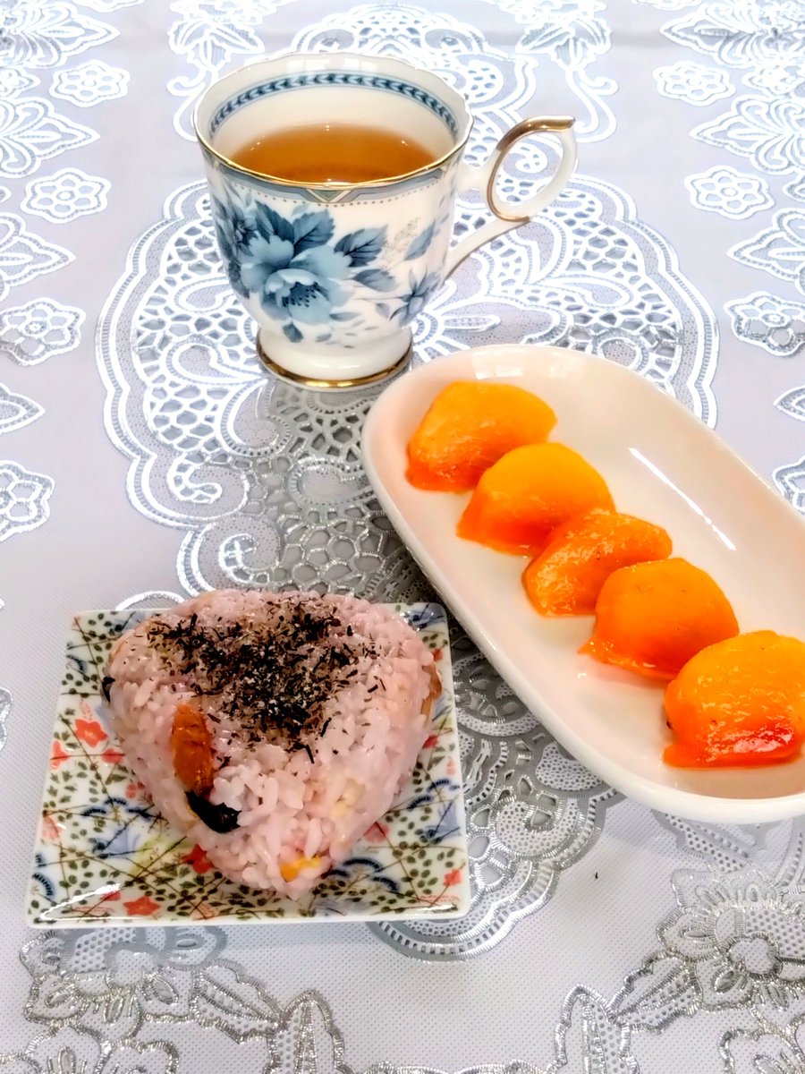 JJ9014meal's tweet photo. ☀昼•夜ご飯🌙
昼  🍙と柿
夜  ぶりカマとゴボウの炊いたん

#おうちごはん https://t.co/nQQaunEbx9
