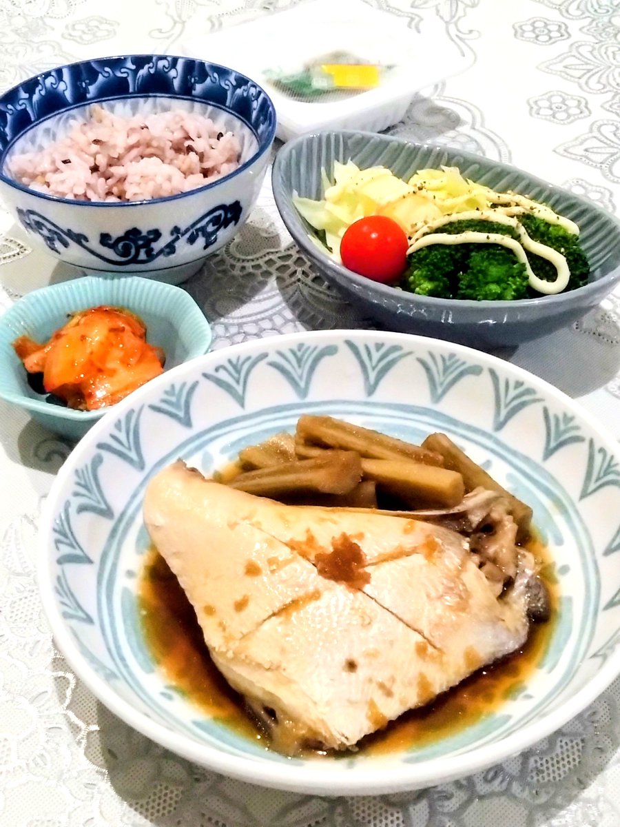 JJ9014meal's tweet photo. ☀昼•夜ご飯🌙
昼  🍙と柿
夜  ぶりカマとゴボウの炊いたん

#おうちごはん https://t.co/nQQaunEbx9