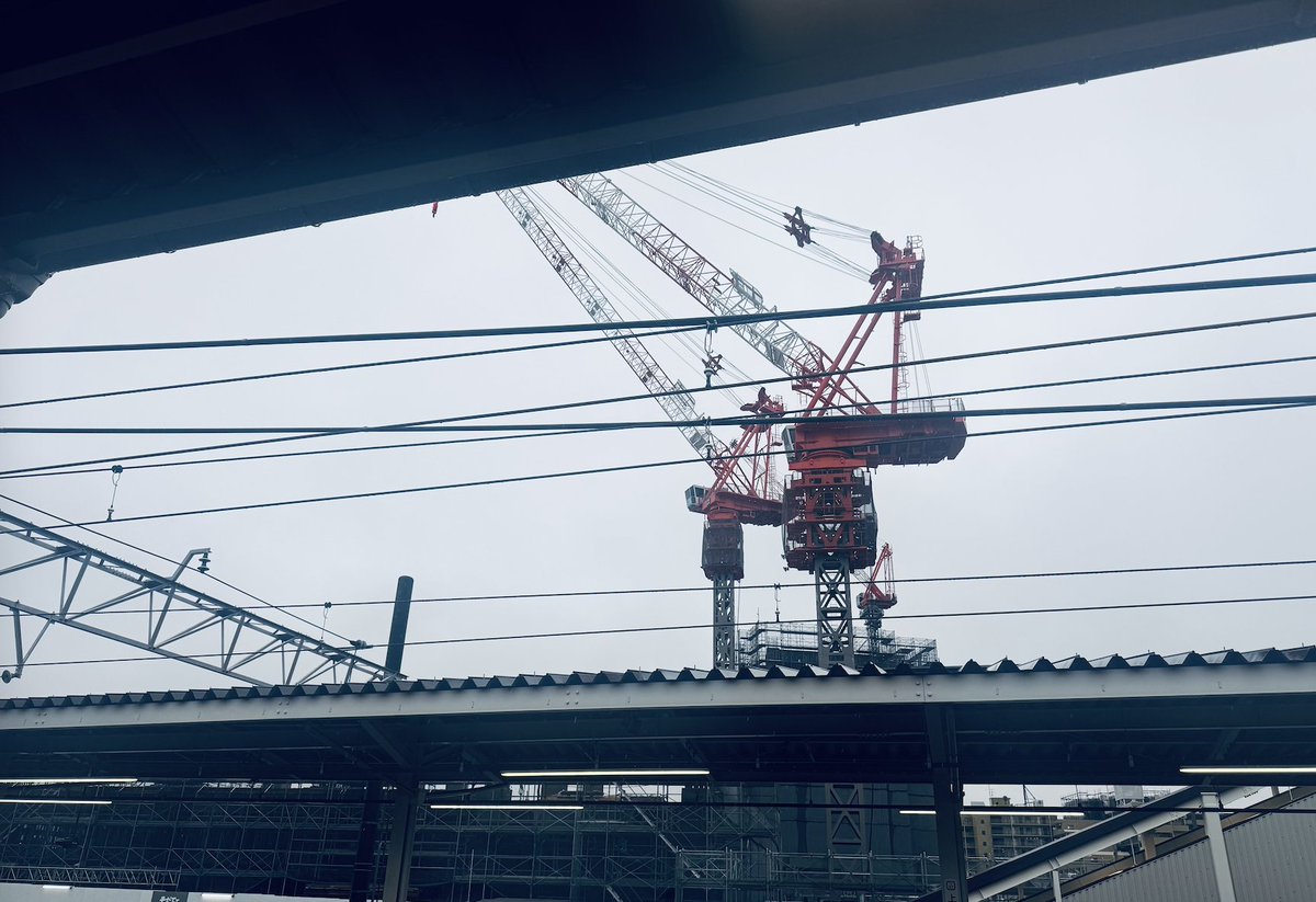 dai46u's tweet photo. 都内で、ホームレス状態から生活保護を利用して、そこからアパートを借りて生活を立て直す。そんなことが普通にできた時代は、もう終わった「かも」しれない。最近、2020年頃に「せかいビバーク」で出会ってから、もう5年以上関わっている若者と改めて話しました。ホームレス状態でスキマバイトをしながら、複数の自治体の公的支援や民間支援を横断して、関東・関西を移動しまくっていた若者です。今はなんとかアパートに定住しています。
   
彼（のような方々）がそこまでたどり着けた背景には、コロナ禍の、今から考えるとかなり手厚い支援がありました。東京都の借り上げホテルがあり、環境の厳しい無料低額宿泊所を避けることができました。アパートへの転居も早かったです。当時は「リモートワークで都心集中がなくなるのでは」みたいな、今となっては何だったんだという話もあり、生活保護の家賃基準で借りられる物件もまだ見つかりました。ホテルも安く、民間団体による宿泊支援もしやすかったです。
   
この時期、東京に飛び出してきた人を何人も支援しました。少なくとも制度上は、ホームレス状態から東京で定住するところまで、まだ道がありました。それが2022年後半、東京都の借り上げホテルが終了。コロナ後はインバウンドで宿泊費が跳ね上がり、家賃も上がりました。いま、都内で生活保護の家賃基準内の物件を探すのは、本当に難しいです。見つかりません。
  
今の東京は、事実上「お金がない人お断り」の都市になりつつあるように見えます。誰も公然とは言いません。でも、この数年の変化を現場から見ていると、そこに見えない壁ができているように感じます。
  
今日（9/29）も「東京に来たい」「もう東京に来た」という相談が来ます。ほぼ毎日来ます。もちろん本人にはこんな言い方はしませんが、2020〜2022年のあの時期が、東京でゼロから生活を立て直せた最後の「開いていた時期」だったんじゃないか、と最近よく思います。
  
そうして今日も、昨日対応した方の今日を越すために関係者とご相談。さらに、1年前に「せかいビバーク」で対応した方から住まいの相談も。東京で「住まいを失っても、もう一度やり直せる」をどう残すのか。かなり難しいところまで来ています。📰活動報告（〜9/29）
