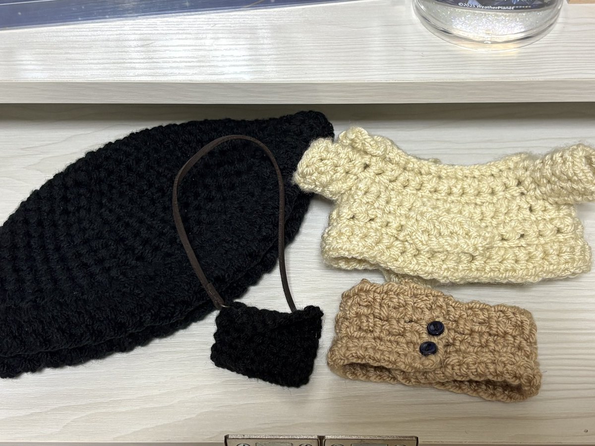 perochandane's tweet photo. ルカさんとひなちゃんの着せ替えぬい用にお出かけ衣装を編んでみたよ〜！🫶💙💛

二人が一日でも早く元気になりますように
焦らずにゆっくり療養してね丶(・ω・｀) ﾖｼﾖｼ
ずっと待ってます！
だいすき🐶♡
#ウェザプラ写真部
#見ていルカ
#あっぱれ配信中 https://t.co/bBLdTgjCm9
