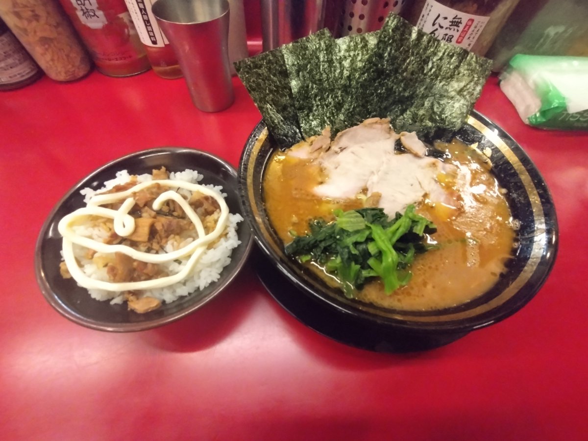 UmaimonH36303's tweet photo. 王道家のガツンと来る濃密スープと自家製麺の組み合わせが最高すぎる🔥
チャーシューまぶしにマヨネーズをかけると一気に幸福度MAX！
みんなの好きなトッピングもコメントで教えて！👍
ばったり社長をお見かけしました。
​#王道家
#家系ラーメン
#柏
#飯テロ https://t.co/L3PwyetPsR