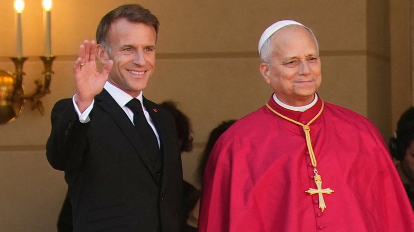 CerfiaFR's tweet photo. 🇫🇷✝️💶 FLASH | Le coût de la visite du pape en France est évalué à 27 millions d’euros. C’est l’Église de France qui a majoritairement financé ce voyage, avec un coût de près de 20 M€ pour l’étape parisienne, 3,8 M€ pour Lourdes et 700 000 € pour Metz. L’État a mobilisé 15 000 membres des forces de l’ordre et 2 500 pompiers.