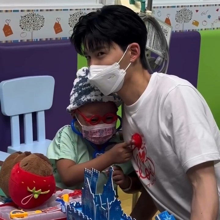 ppws_bedsheet's tweet photo. Today year old i found out abt this mission for pondphuwin from sudsapda to send encouragement to the young patients at a Hospital(((
thats so sweet and The kids seem to love them!!! https://t.co/OvYu77pXDw