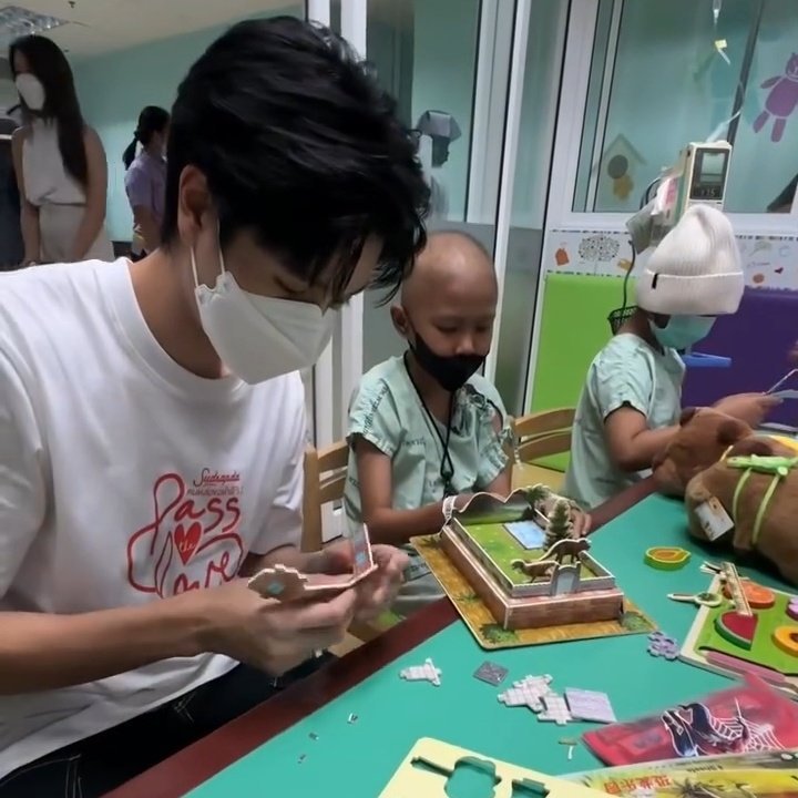 ppws_bedsheet's tweet photo. Today year old i found out abt this mission for pondphuwin from sudsapda to send encouragement to the young patients at a Hospital(((
thats so sweet and The kids seem to love them!!! https://t.co/OvYu77pXDw