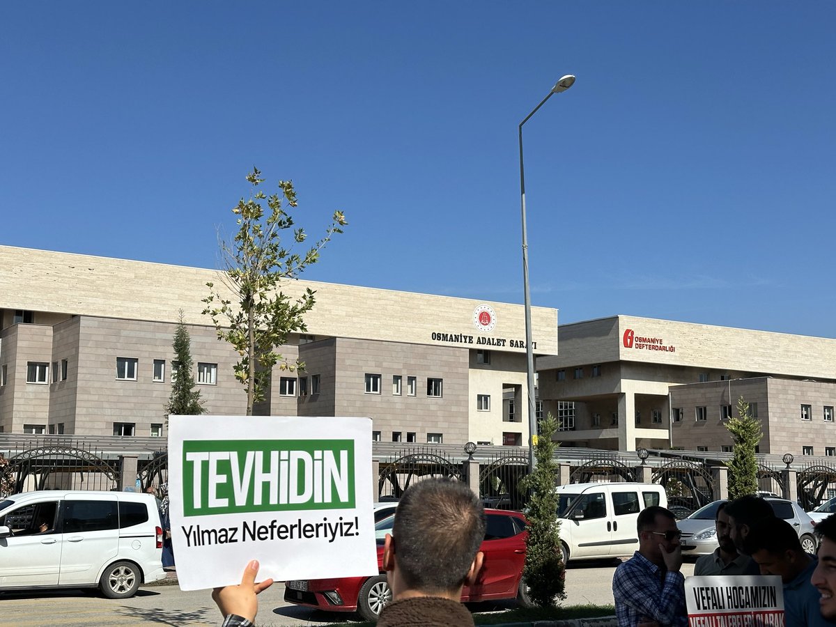 AlparslanHc1's tweet photo. Bugün görülecek duruşmamız için Osmaniye Adliyesindeyiz…

Olayı kısaca özetleyeyim…

Bir öğrenci evi “içinde Kur’an okunduğu” gerekçesiyle mühürlenmek istenmişti.
Bu olaya tepkimi göstermek için ben de Osmaniye’ye geldim.

Rahime Hatun meydanına basın açıklaması için gittiğimizde @EmniyetOsmaniye alandaki beyleri sert bir şekilde darp ederek almaya başladılar!
-18 yaşından küçük çocukları bile aldılar! 

Semra hocamız, kızı Meryem’in gözaltına alındığını görünce peşinden gitti. Biz de Hocamızı yalnız bırakmamak için gözaltı aracına bindik. 

O gece emniyette ifadelerimiz alındı.

Dosyada müşteki sıfatıyla yer alan,
“ayağının beyler tarafından kırıldığını iddia eden” iftiracı bir polis tarafından ifadelerimiz alındı! 

(Biz emniyetin koridorunda beklerken ilginçtir ki o iftiracı adam sözde o kırık ayakla saatlerce oralarda dolaştı.Yeri geldi koşar adımlarla yürüdü. Yeri geldi sekerek yürüdü..Ayağı kırılan bir insan izin almaz mı! )

Nezarette bir gece bekletildik! 

Sabahında görülen mahkemede 3 kardeşimiz haksız yere tutuklanıp
3 ay sonrasında serbest bırakılmıştı!

İşte iftiralarla içi doldurulmaya çalışılan bir kumpas dosyası için tekrar burdayız…

Suç icad etmeye çalışarak insanların zamanını çalanlardan ahirette hesabını soracağız…

#KuranMuhafızları
#FurkanSusmaz
#Osmaniye
#Adalet 
#TalimatlaDeğilVefaylaGeldik