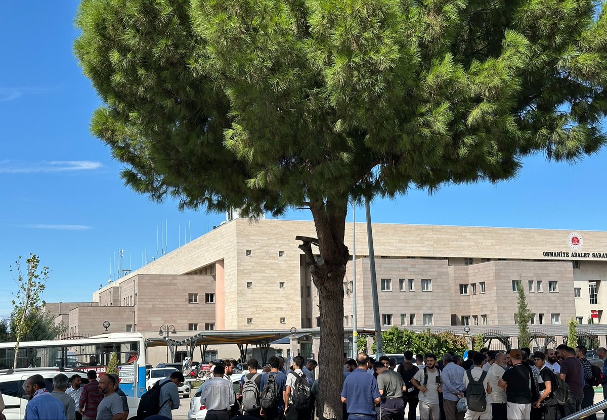 AlparslanHc1's tweet photo. Bugün görülecek duruşmamız için Osmaniye Adliyesindeyiz…

Olayı kısaca özetleyeyim…

Bir öğrenci evi “içinde Kur’an okunduğu” gerekçesiyle mühürlenmek istenmişti.
Bu olaya tepkimi göstermek için ben de Osmaniye’ye geldim.

Rahime Hatun meydanına basın açıklaması için gittiğimizde @EmniyetOsmaniye alandaki beyleri sert bir şekilde darp ederek almaya başladılar!
-18 yaşından küçük çocukları bile aldılar! 

Semra hocamız, kızı Meryem’in gözaltına alındığını görünce peşinden gitti. Biz de Hocamızı yalnız bırakmamak için gözaltı aracına bindik. 

O gece emniyette ifadelerimiz alındı.

Dosyada müşteki sıfatıyla yer alan,
“ayağının beyler tarafından kırıldığını iddia eden” iftiracı bir polis tarafından ifadelerimiz alındı! 

(Biz emniyetin koridorunda beklerken ilginçtir ki o iftiracı adam sözde o kırık ayakla saatlerce oralarda dolaştı.Yeri geldi koşar adımlarla yürüdü. Yeri geldi sekerek yürüdü..Ayağı kırılan bir insan izin almaz mı! )

Nezarette bir gece bekletildik! 

Sabahında görülen mahkemede 3 kardeşimiz haksız yere tutuklanıp
3 ay sonrasında serbest bırakılmıştı!

İşte iftiralarla içi doldurulmaya çalışılan bir kumpas dosyası için tekrar burdayız…

Suç icad etmeye çalışarak insanların zamanını çalanlardan ahirette hesabını soracağız…

#KuranMuhafızları
#FurkanSusmaz
#Osmaniye
#Adalet 
#TalimatlaDeğilVefaylaGeldik